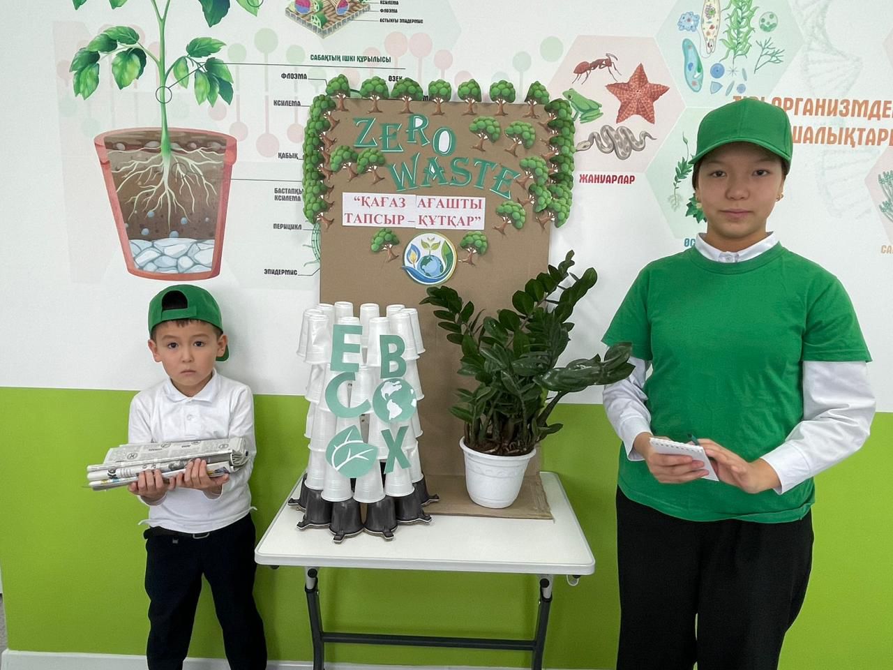 Аққулы ауданында мектеп оқушылары қағазды қайта өңдеуде