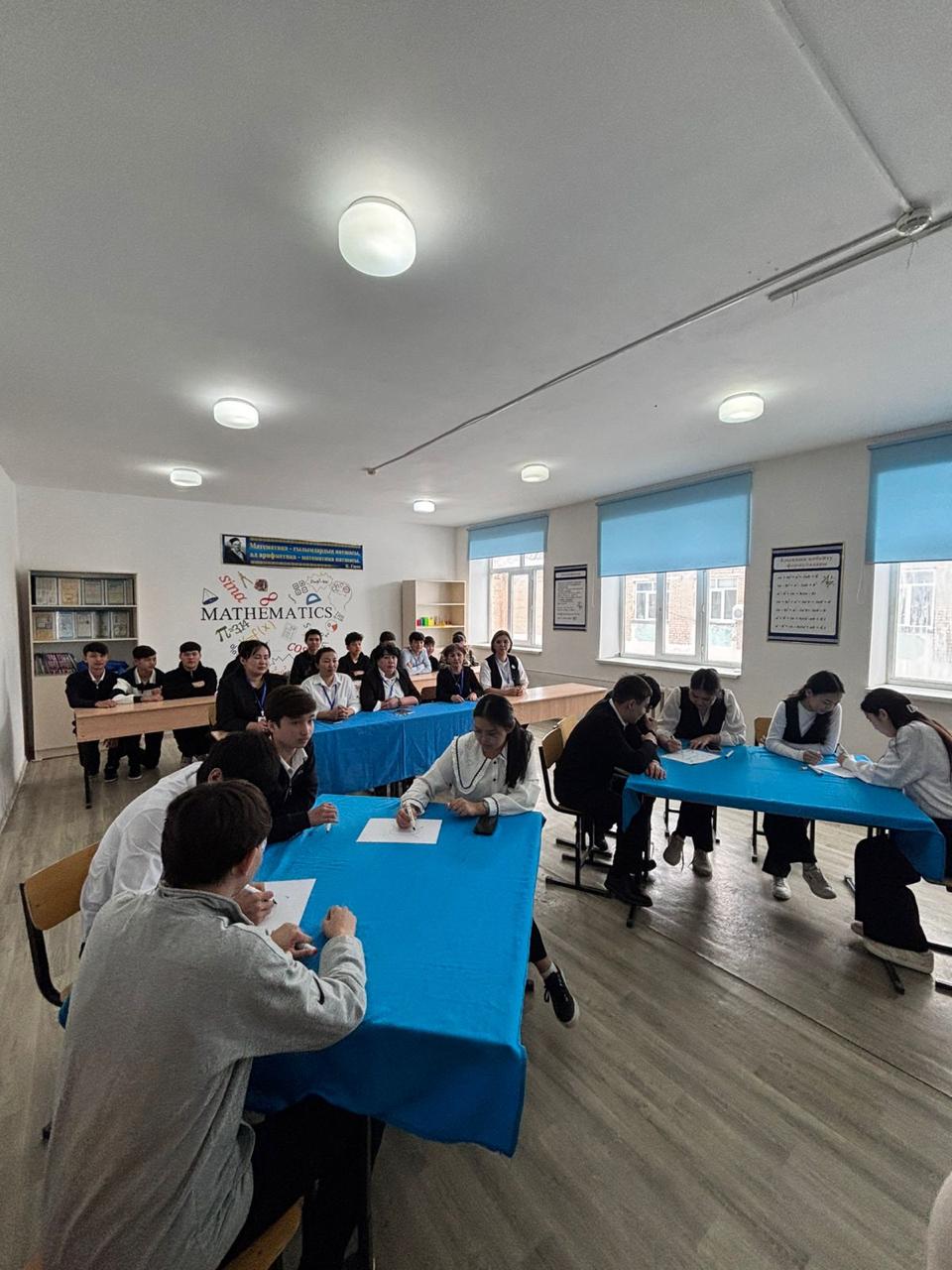 В соответствии с планом мероприятий Курмангазинской районной территориальной избирательной комиссии, посвященных «Всемирному дню выборов», председатель участковой избирательной комиссии №175 Фарида Бралиева провела познавательную встречу с учащимися 11 класса средней школы имени М. Ауэзова.