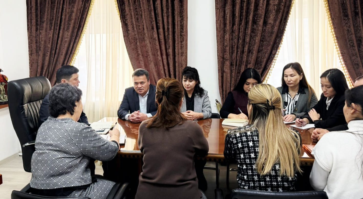 Атырау қаласы мәслихатының төрағасы мен мәслихат аппаратының өкілдерінің қатысуымен дөңгелек үстел отырысы өткізілді.