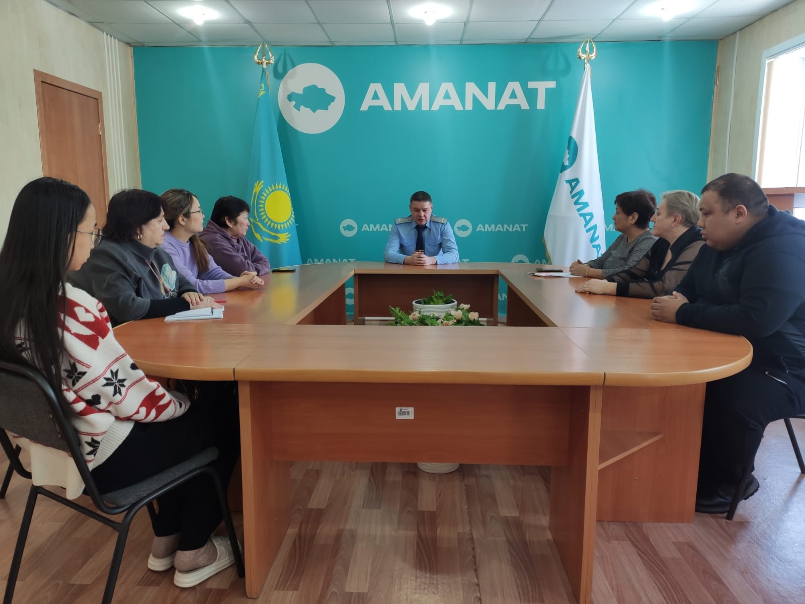 ҮЕҰ өкілдерімен&nbsp;кездесу