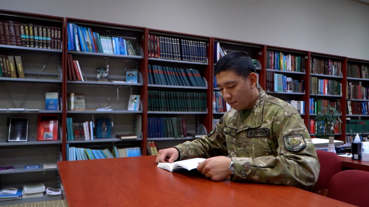 Ұлттық қорғаныс университетінде полиглот сарбаз қызмет етеді