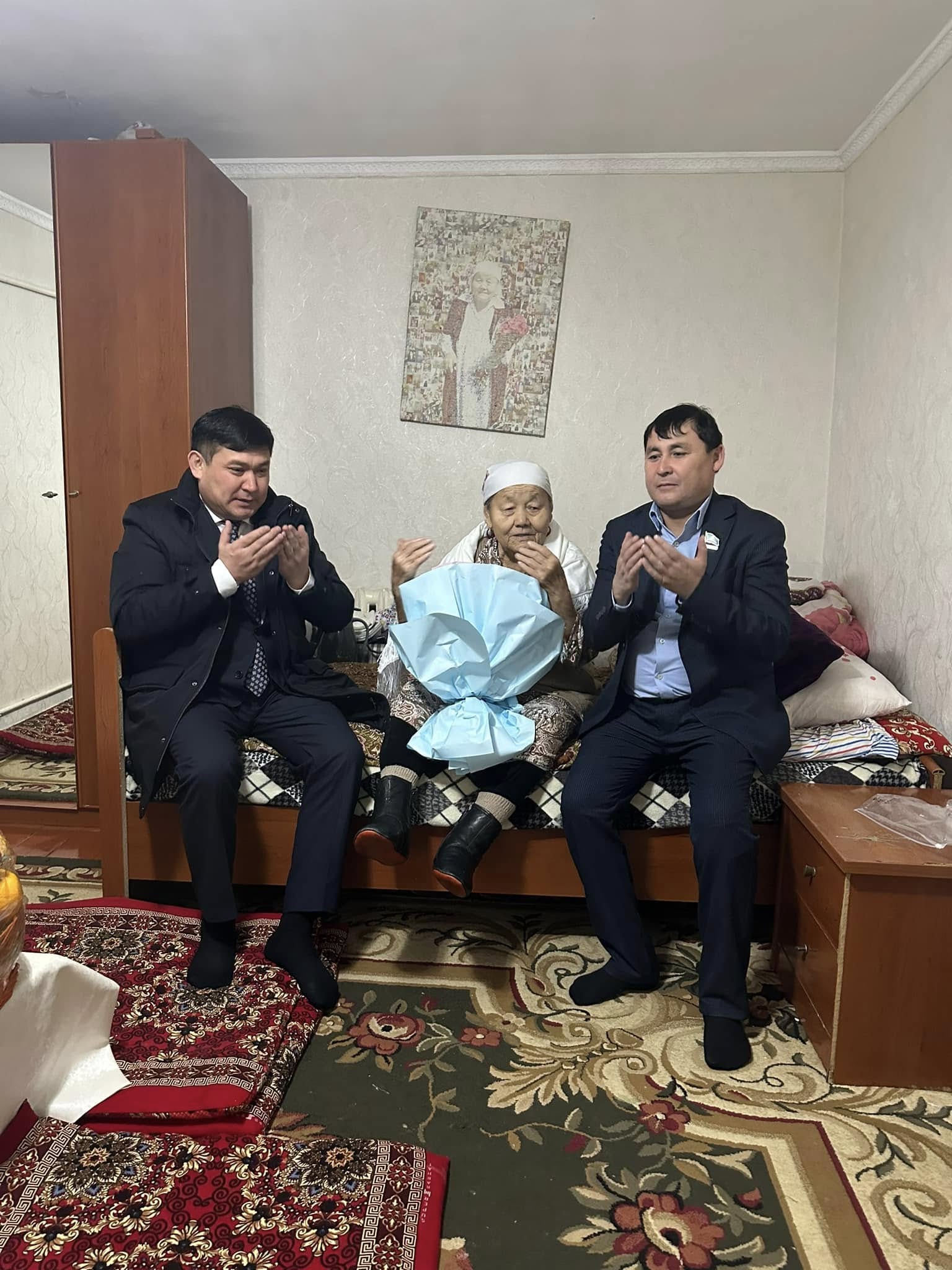 БАТЫР АНАНЫ ЖАҢА ЖЫЛМЕН ҚҰТТЫҚТАДЫ