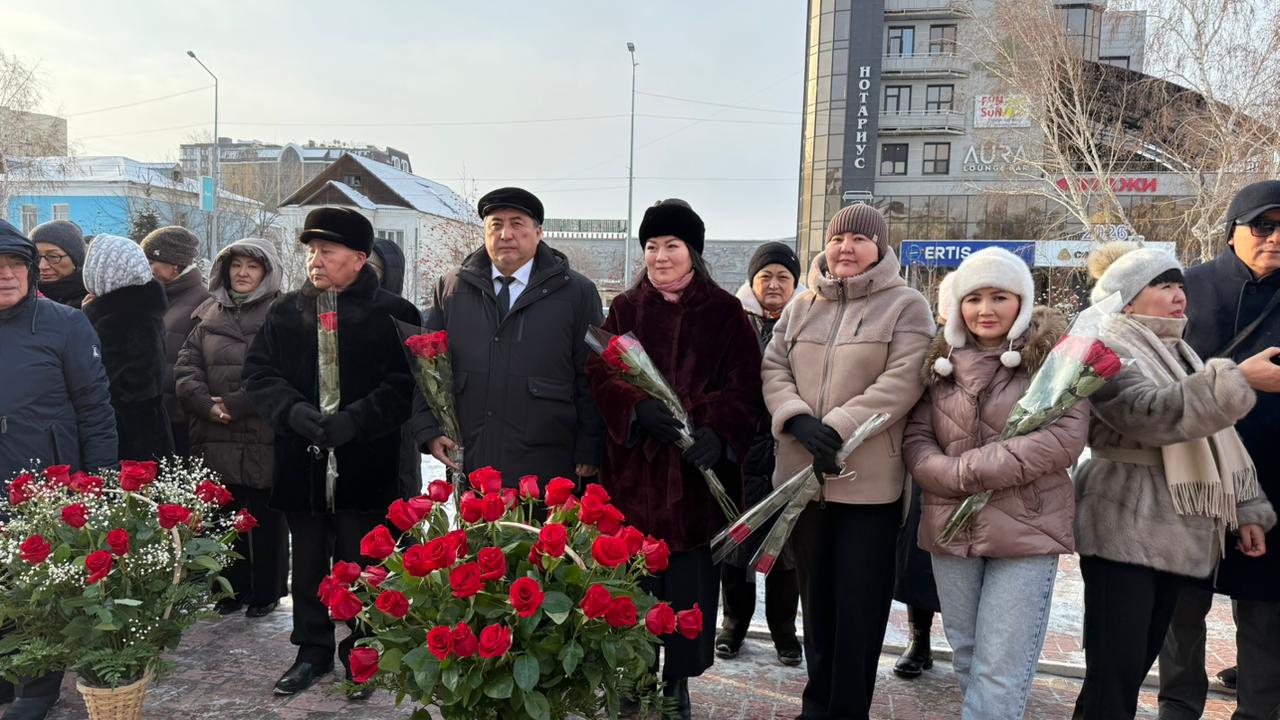 2026 жылғы 5 қаңтарда абайтанушы, көрнекті ғалым Қайым Мұхамедхановтың туғанына 110 жыл толуына орай ескерткішіне гүл шоқтарын қою рәсімі өтті.