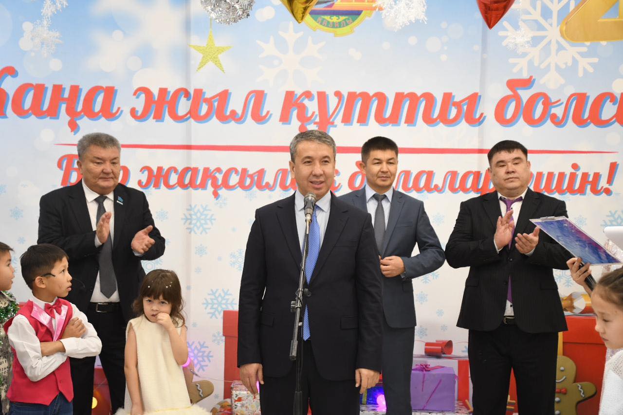 Новогодний вечер порадует малышей