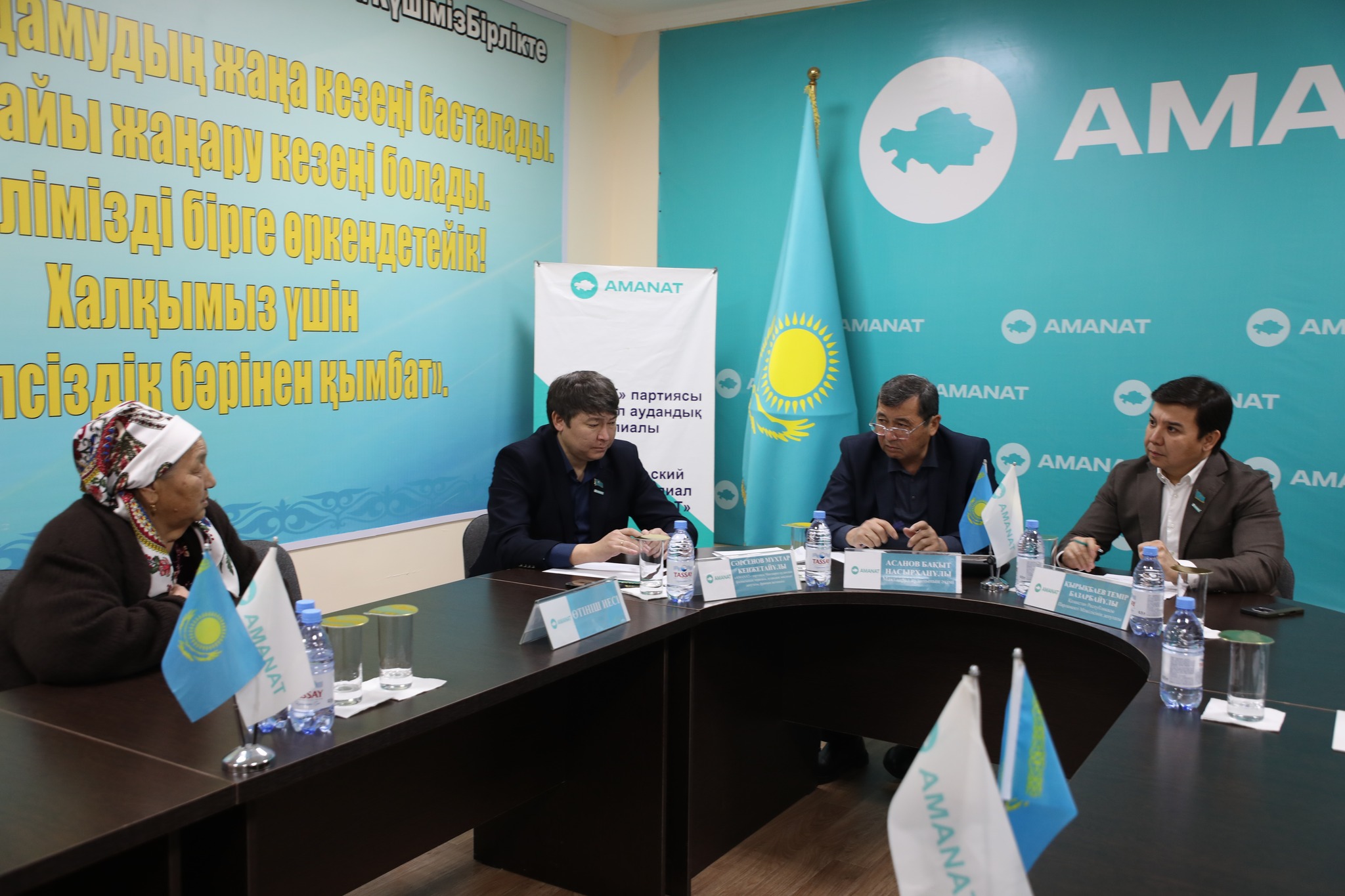 МӘЖІЛІС ДЕПУТАТЫ МАҚТААРАЛДЫҚТАРДЫ ҚАБЫЛДАДЫ