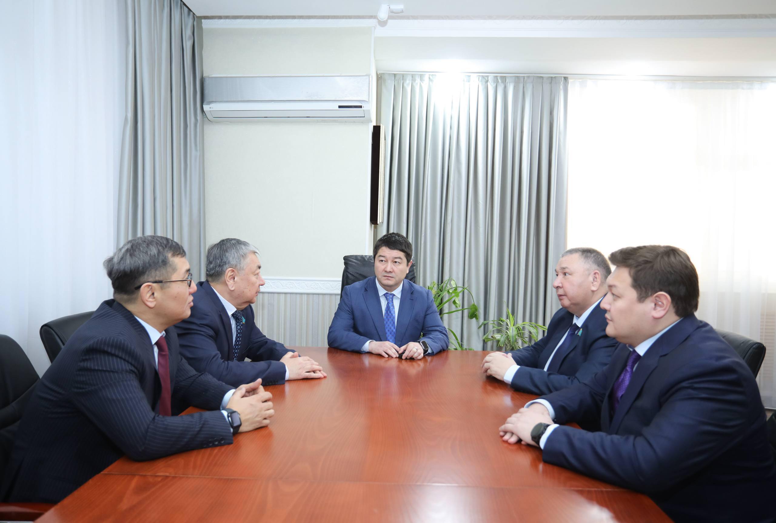 Аким области Нурдаулет Килыбай встретился с сенаторами