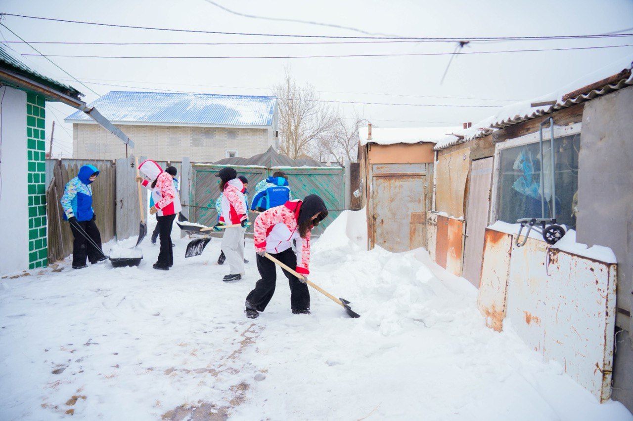 Столичные волонтеры помогли одиноким пенсионерам с уборкой снега