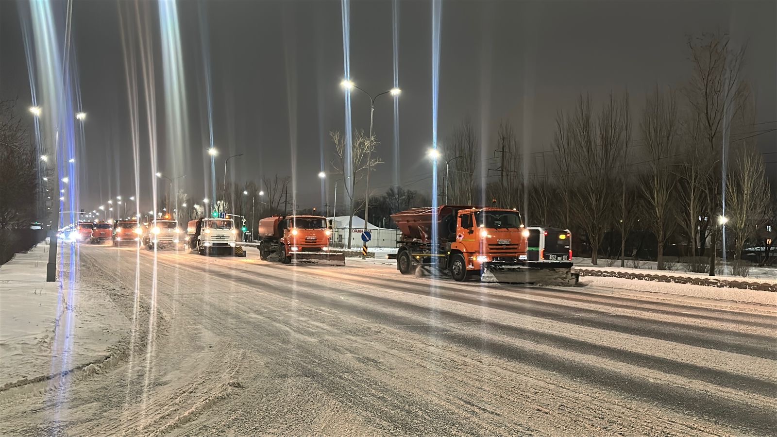 В Астане ночью к уборке снега привлечено более 1,6 тысячи единиц спецтехники