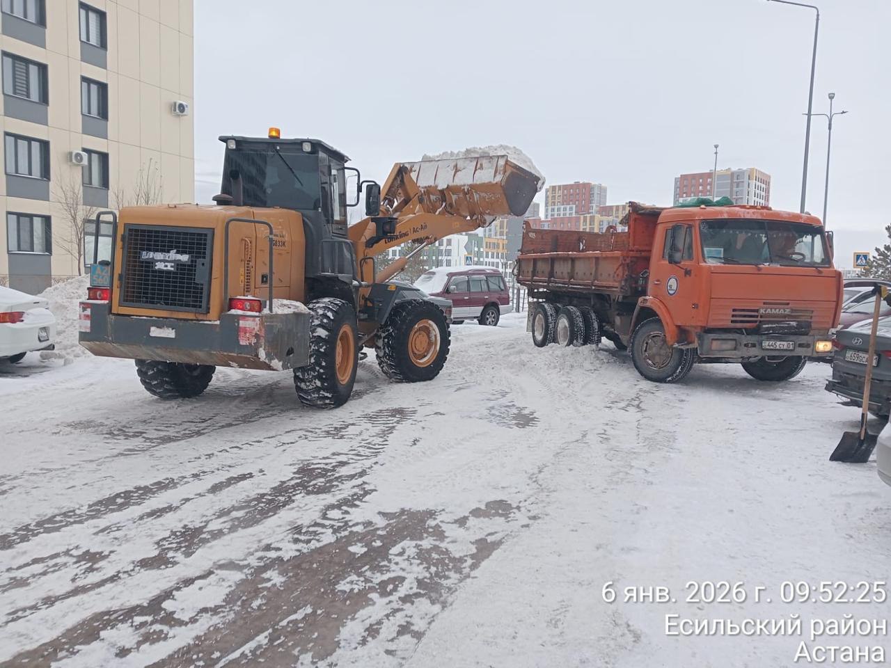 В Астане для очистки города от снега задействовано более 1 800 единиц спецтехники