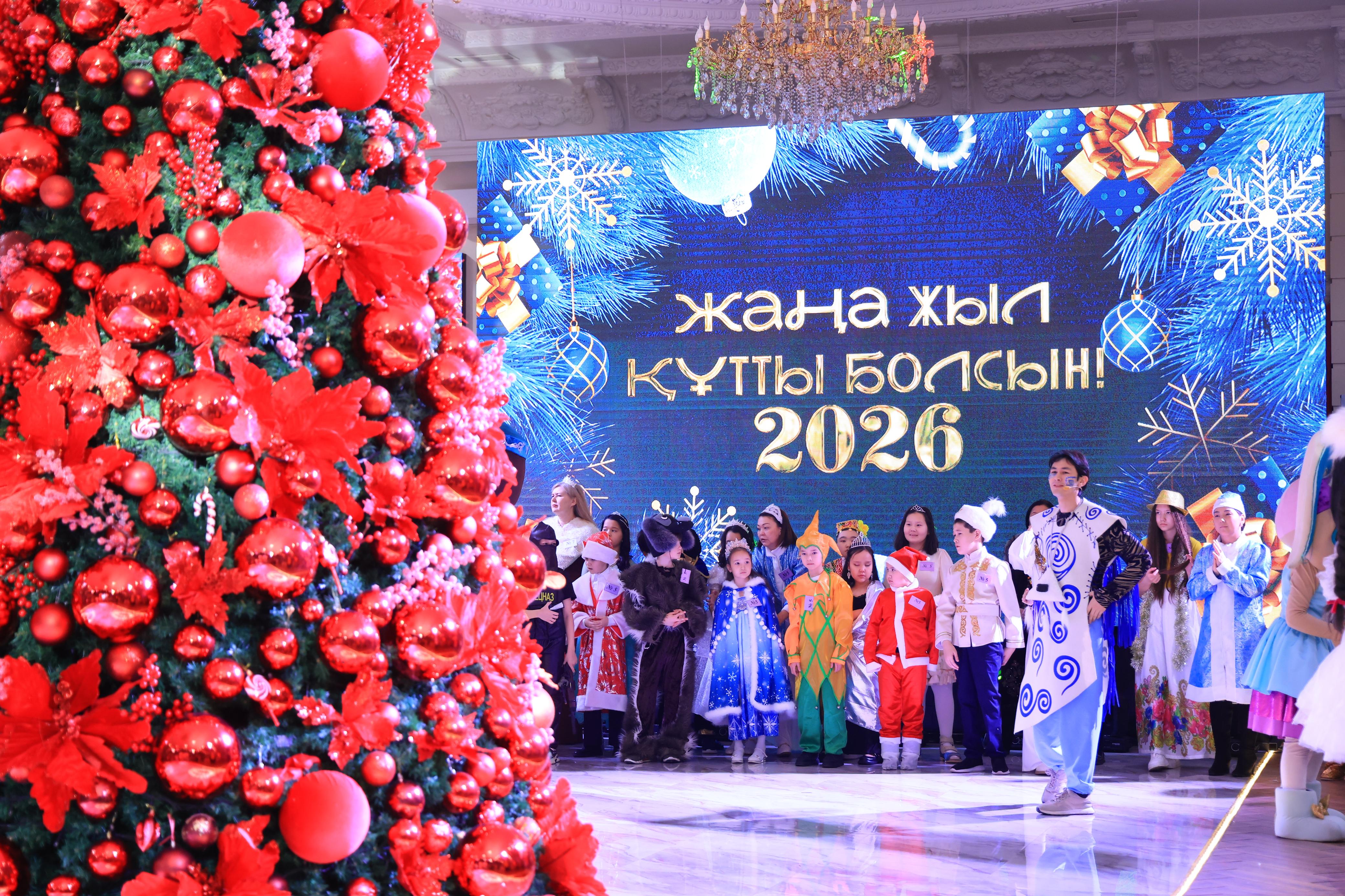 В Карагандинской области зажгли огни на традиционной ёлке от имени Президента страны.