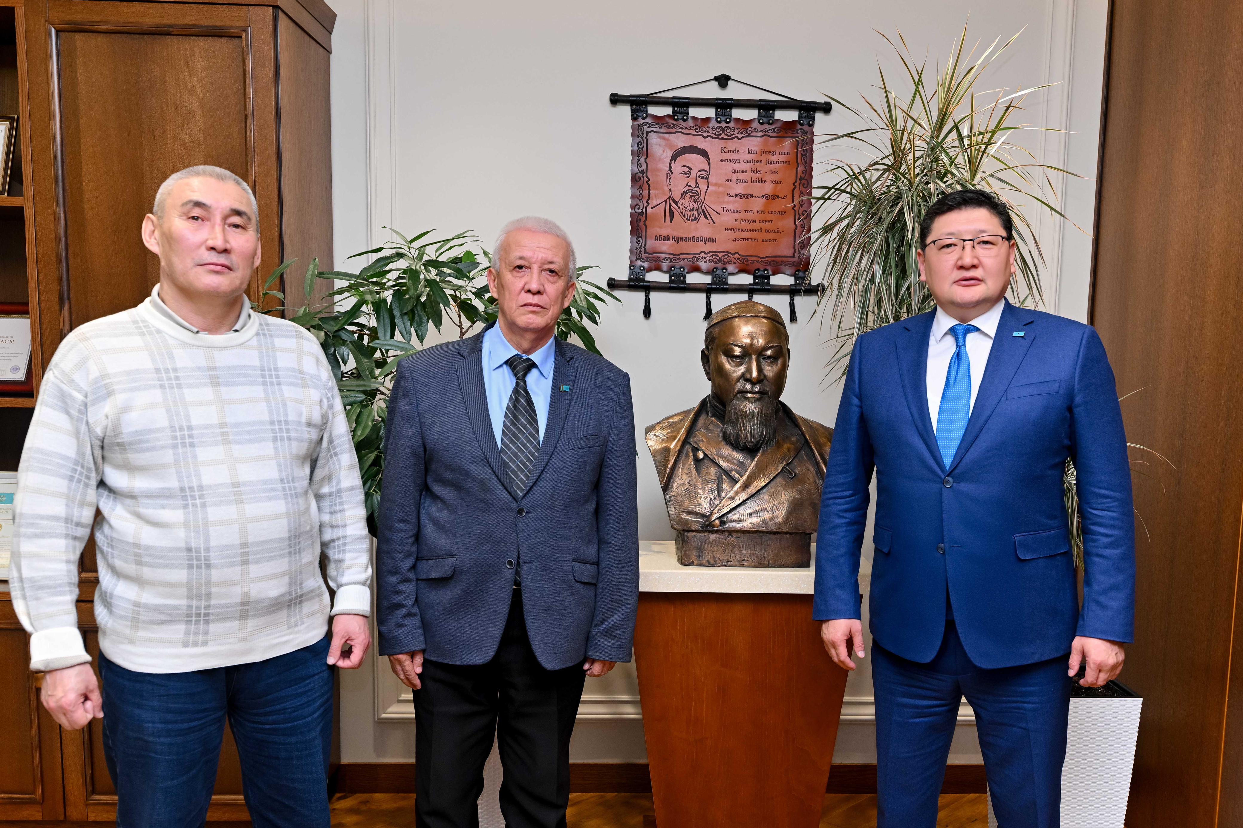 Облыс әкімі әдебиеттанушы, тарихшы ғалымдармен кездесті