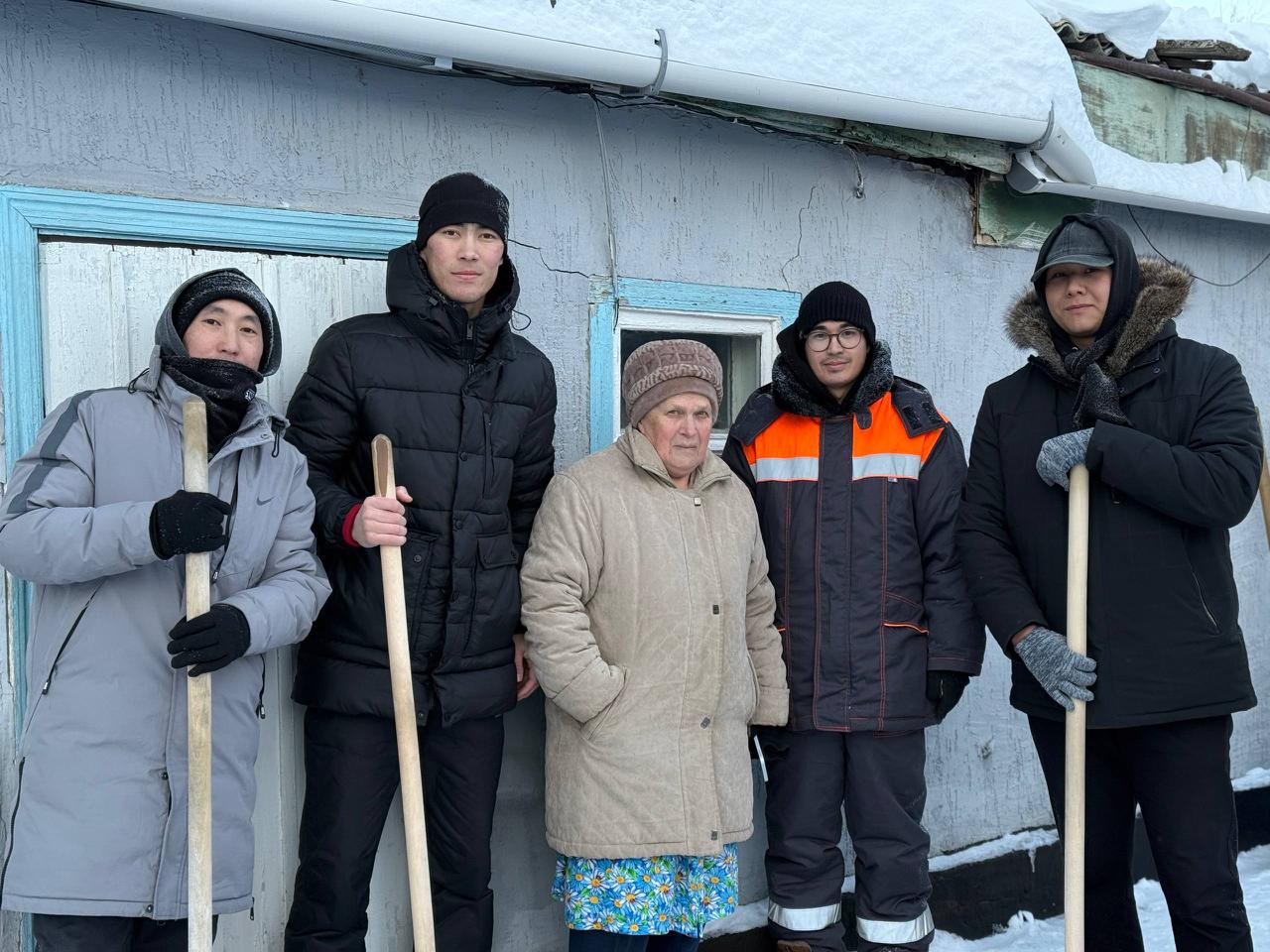 Забота о старшем поколении: волонтёры помогли пожилым жителям