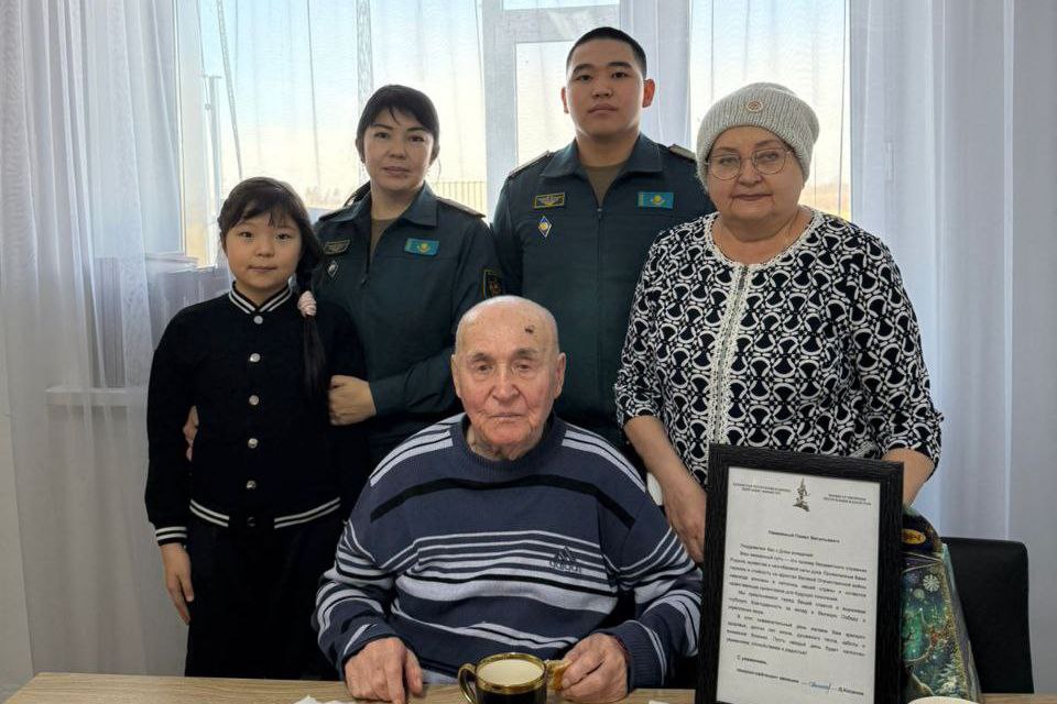 Қостанайда әскери қызметшілер майдангерді қос мерекемен құттықтады