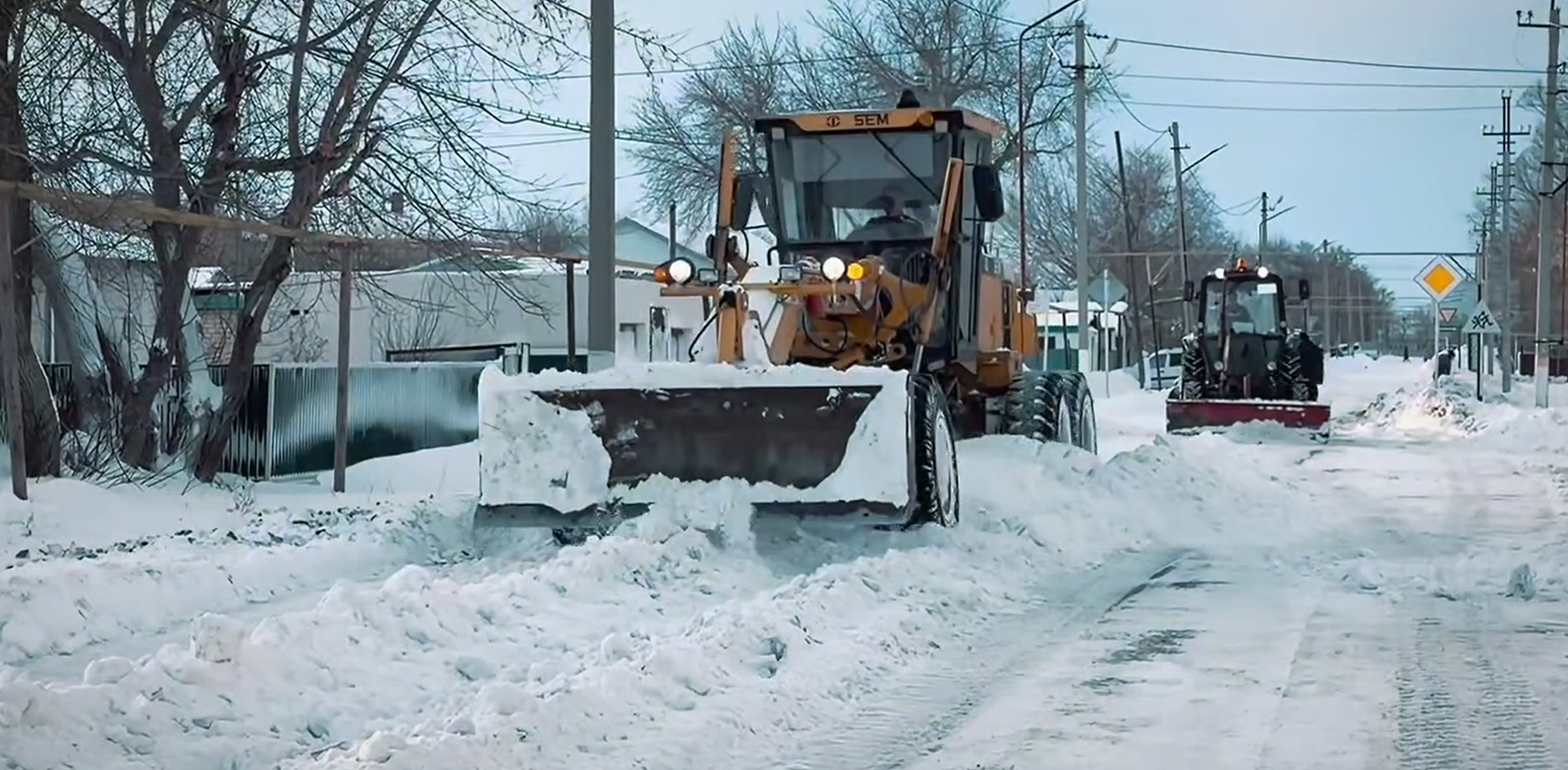 В Бадамшинском сельском округе в связи с обильным выпадением снега регулярно проводятся работы по очистке улиц.