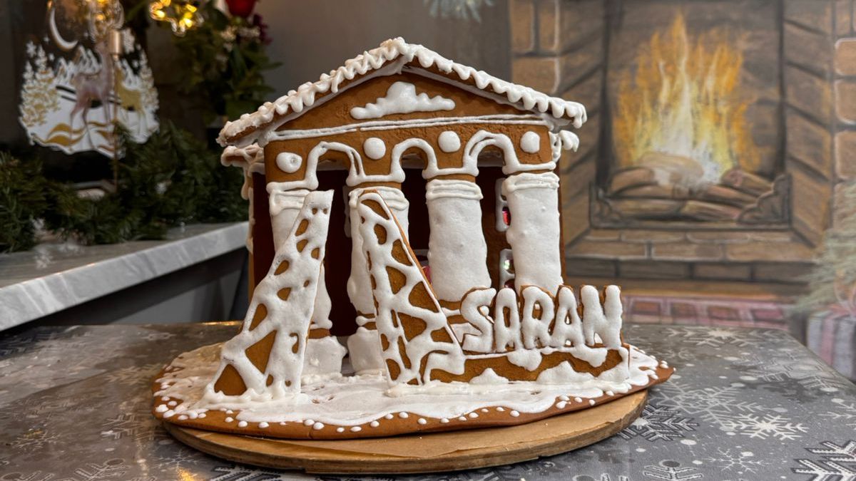 Семья из Сарани испекла пряничный домик в виде городского ДК