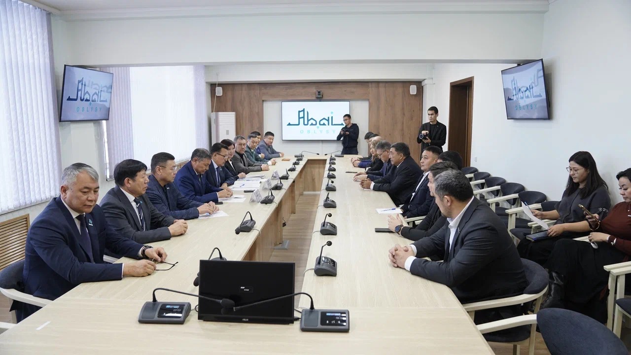 В маслихате области Абай состоялась встреча с депутатами Сената Парламента Республики Казахстан