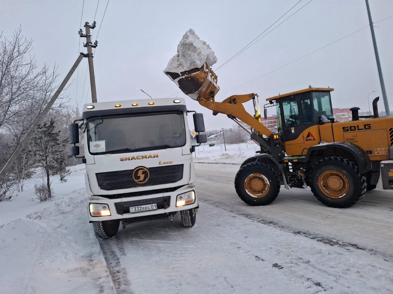 Более 3 000 дорожных рабочих вышли на уборку снега в Астане