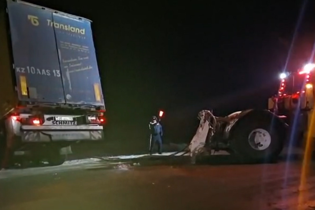 Китайским дальнобойщикам помогли полицейские на трассе в СКО