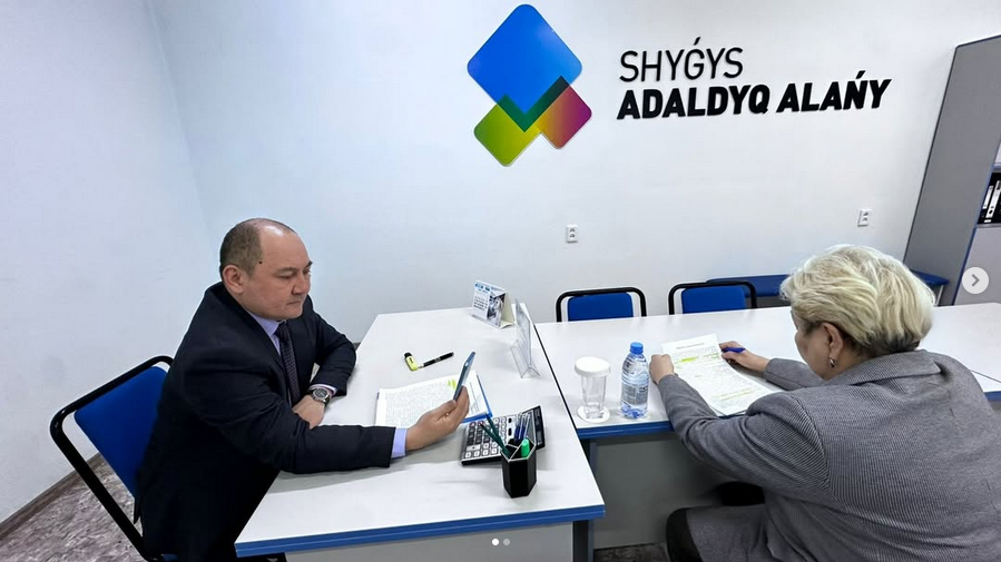 Аким района Алтай Ренат Курмамбаев провёл приём граждан по личным вопросам.