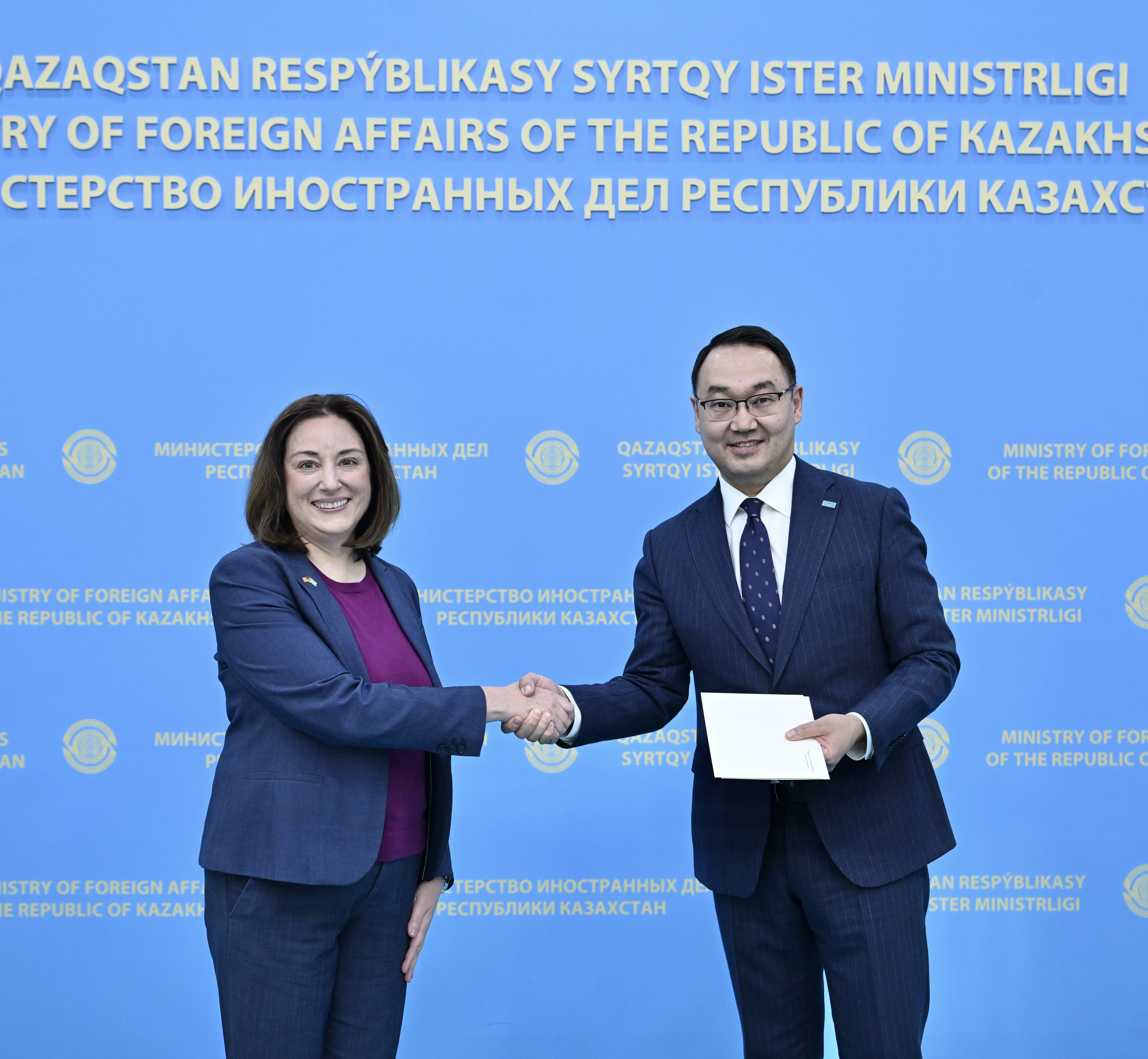 Вновь назначенный Посол США вручила копии верительных грамот