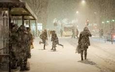 В Астане мужчина повредил теплую остановку