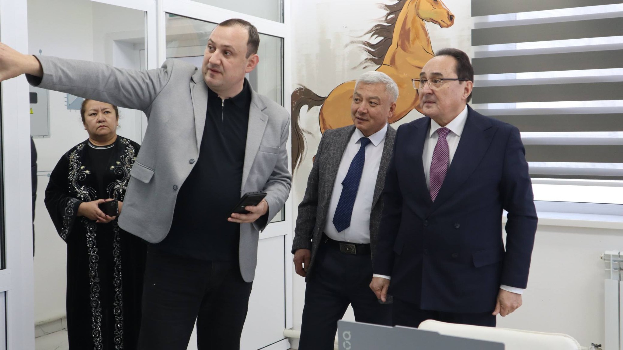 8 января текущего года аким Есильского района Мереке Мухамедьяров с рабочим визитом посетил село Николаевка, где ознакомился с ходом работ по созданию IT-центра. На сегодняшний день в рамках проекта уже выполнен значительный объём работ: подготовленно и отремонтировано помещение, проведены основные инженерные коммуникации, ведётся оснащение центра современным оборудованием.  Открытие IT-центра позволит создать современные условия для обучения цифровым навыкам, развития молодежных инициатив и повышения уровня цифровой грамотности жителей района.