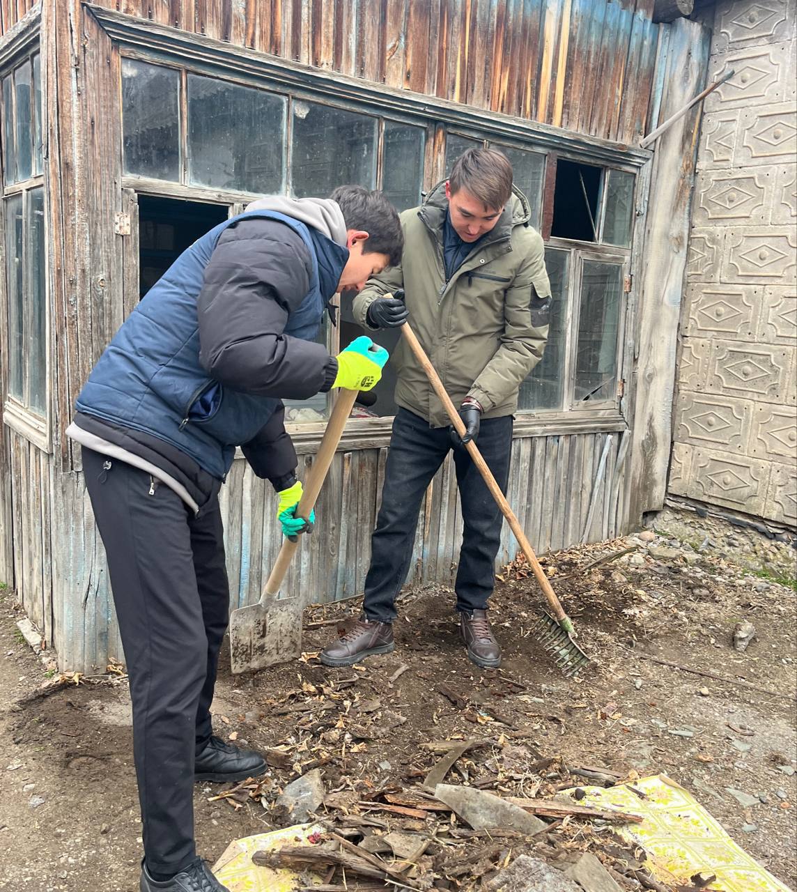 Акция "Чистый четверг": Двор одиноких стариков очищен