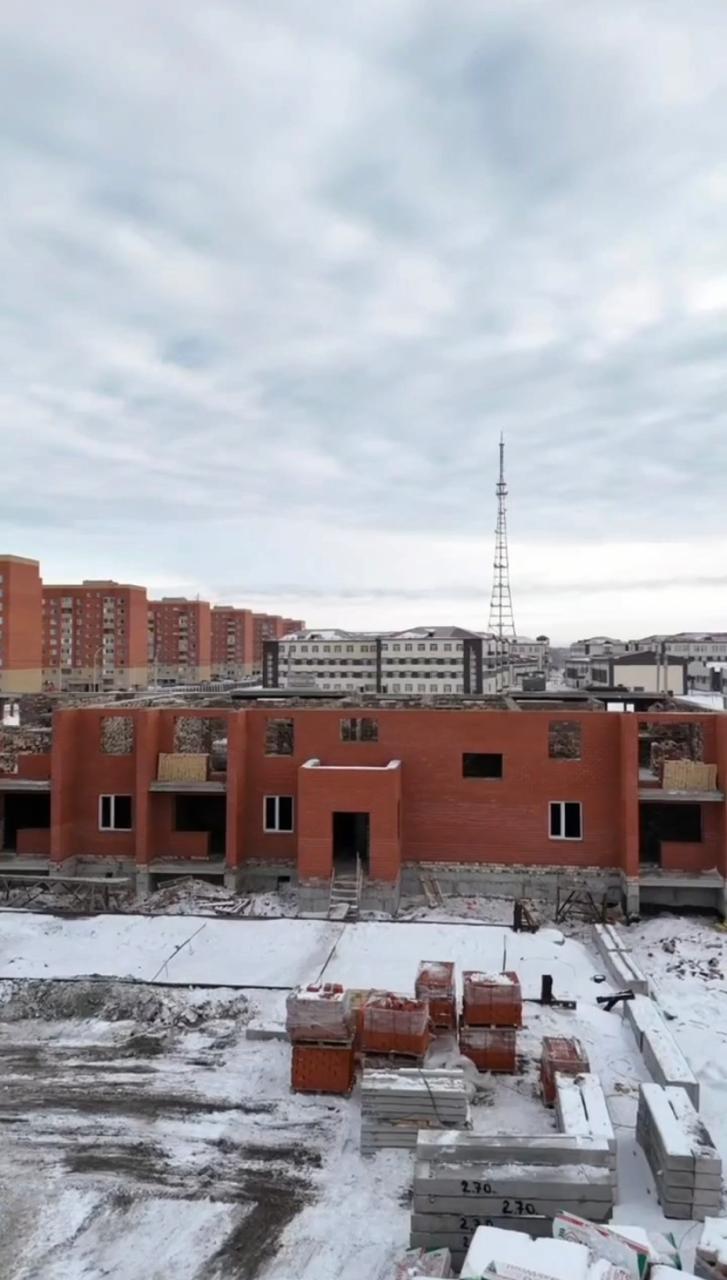 В 9-м микрорайоне активно продолжается строительство двух пятиэтажных жилых домов. На первом доме выполняется кладка первого этажа, на втором — вышли на уровень второго этажа. Работы ведутся в плановом режиме.