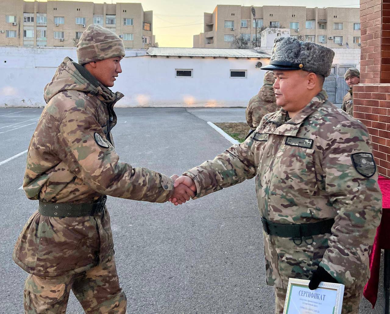 Ақтауда ұлттық ұлан сарбаздарына білім гранттары табысталды