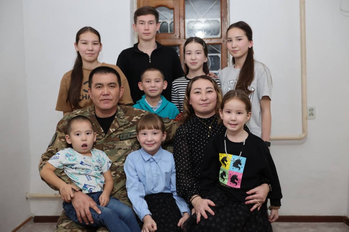 Әскери борыш пен әкелік міндетті тең ұстаған азамат