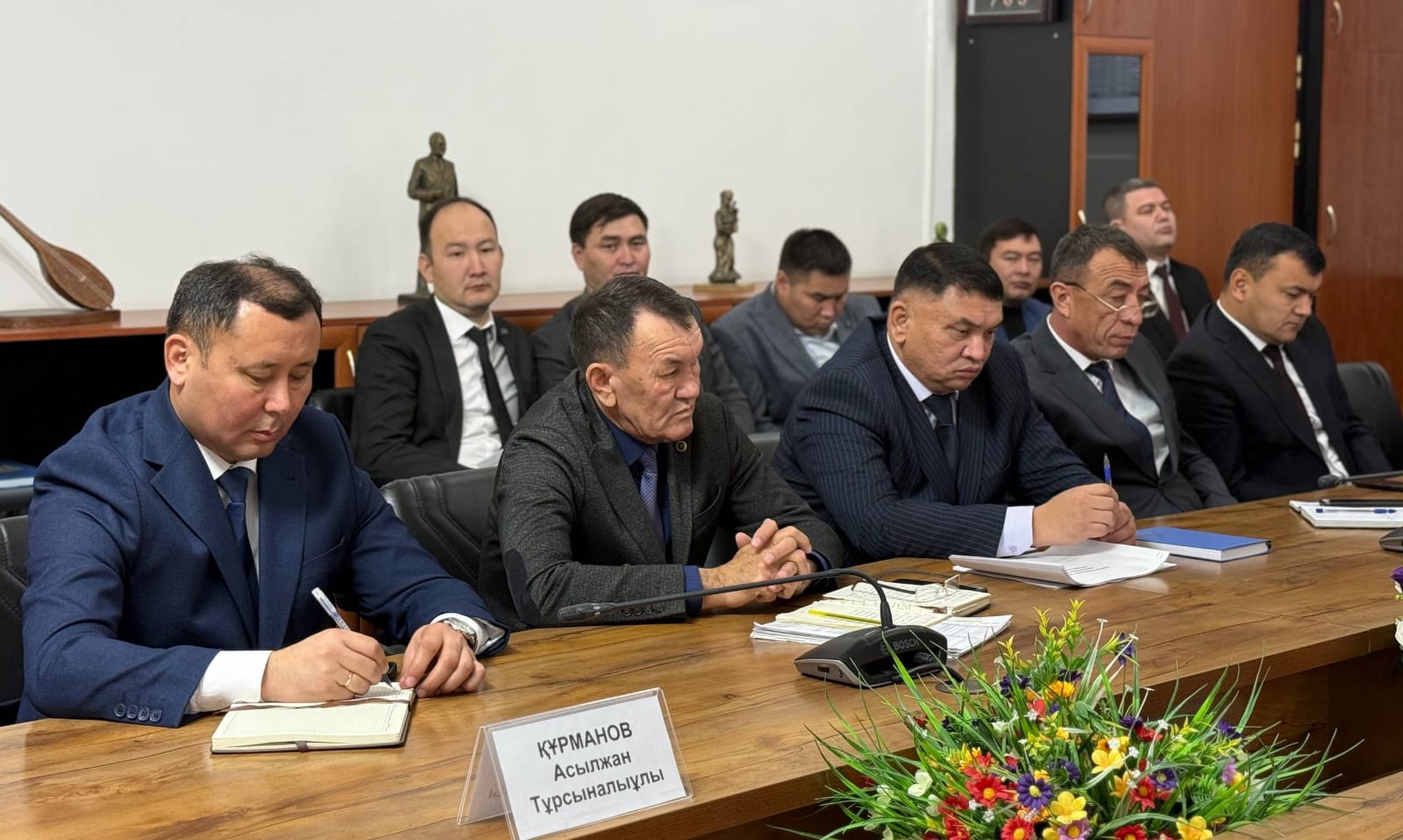 В РАЙОННОМ АКИМАТЕ: Главная цель-качественное обслуживание населения