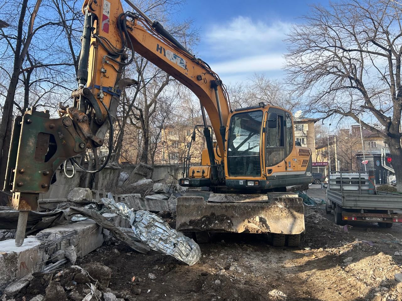 В Алматы снесли недостроенное здание в центральной части города