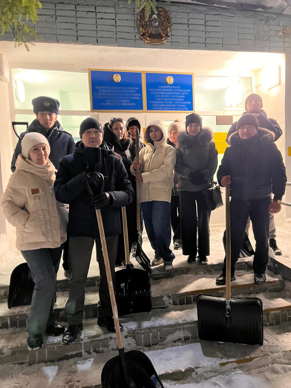ШҚО-да пробация қызметінің қызметкерлері балабақша аумағындағы қарды тазалауға көмектесті