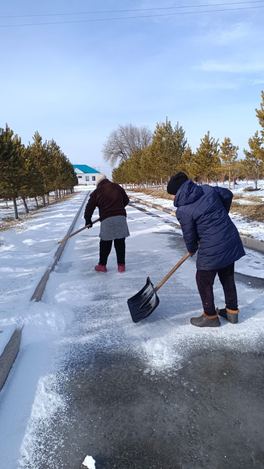 Ескелді ауылдық округінде орналасқан “Ескелді би” кесене аумағында қардан тазалау және санитарлық жұмыстар ұйымдастырылды
