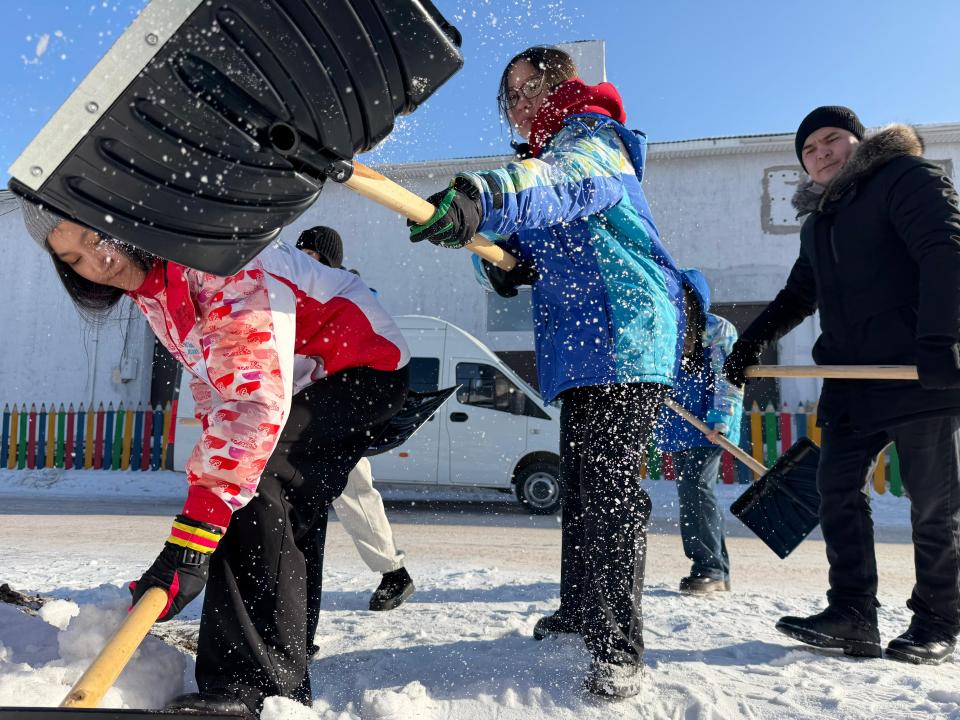 «Таза Қазақстан» экоакциясы аясында волонтерлер Астанада қарт тұрғындардың аулаларын қардан тазалады