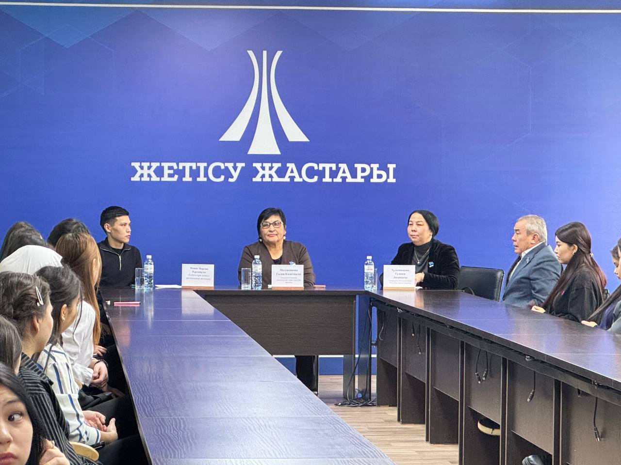 2026 жылғы 10 ақпан күні Талдықорған қалалық мәслихатының төрағасы Темірболат Ахажан депутаттар Гүлниса Тұлымшақова және Ғалия Молдахановамен бірге қала жастарының өкілдерімен кездесу өткізді