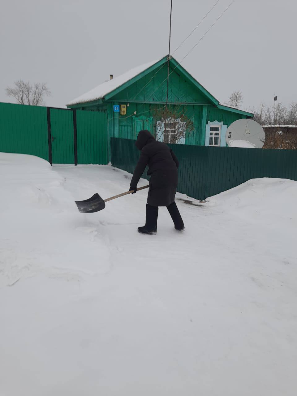 В рамках партийного проекта "Ардагерлерді ардақтайық" в Виноградовском округе оказали помощь одиноко проживающим пожилым людям. (Чистка снега)
