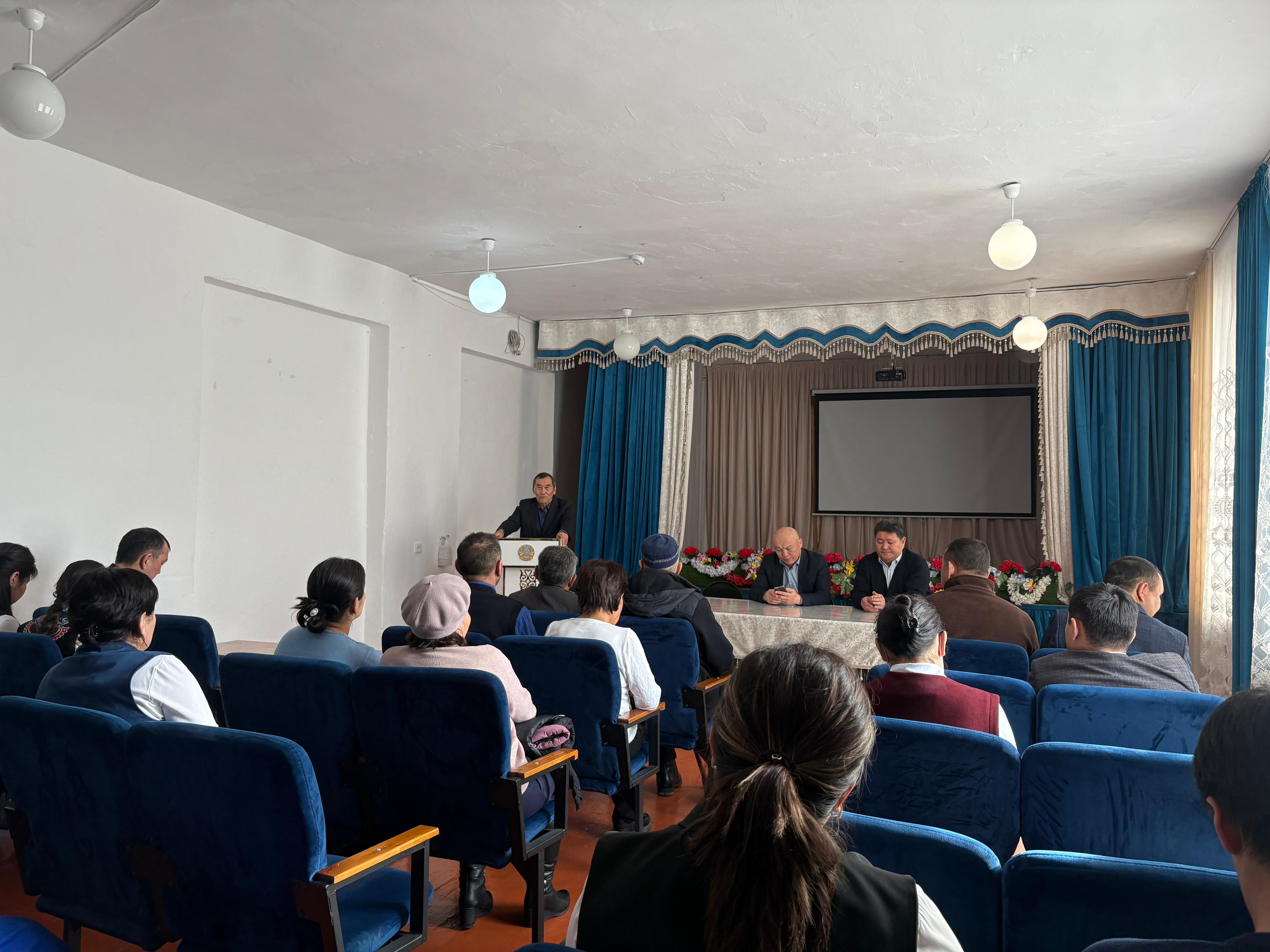 🔹 Далақайнар ауылында тұрғындармен мазмұнды кездесу өтті 🔹  Жаңа Конституция жобасы аясында Далақайнар ауылының тұрғындарымен кездесу ұйымдастырылды.