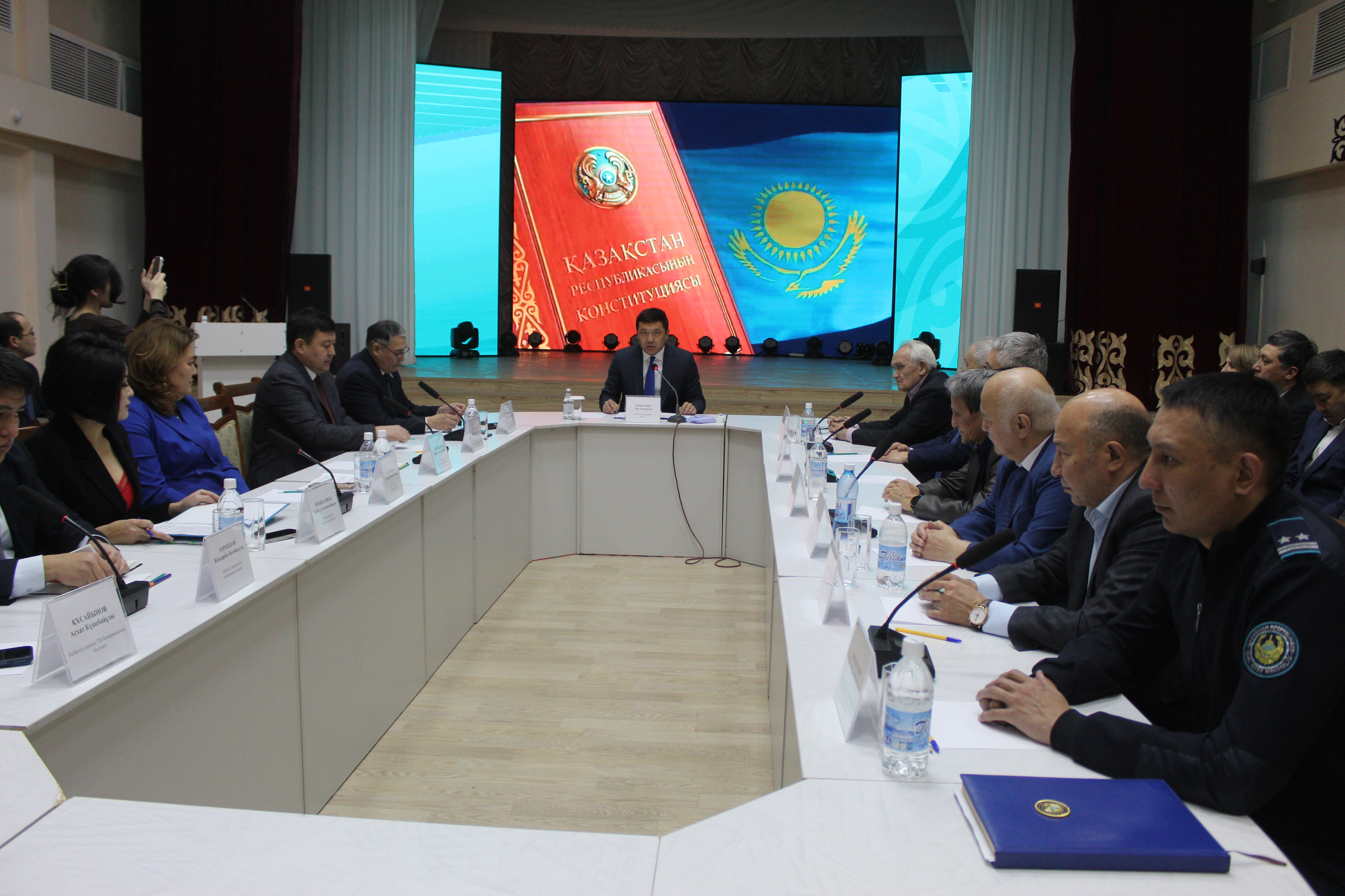 9 ақпанда «Қайнар» білім беру және бос уақытты қамту кешенінде Екібастұз қаласының әкімі А.У.Бейсекиннің төрағалығымен жаңа Конституция жобасының негізгі аспектілерін талқылауға арналған дөңгелек үстел өтті.