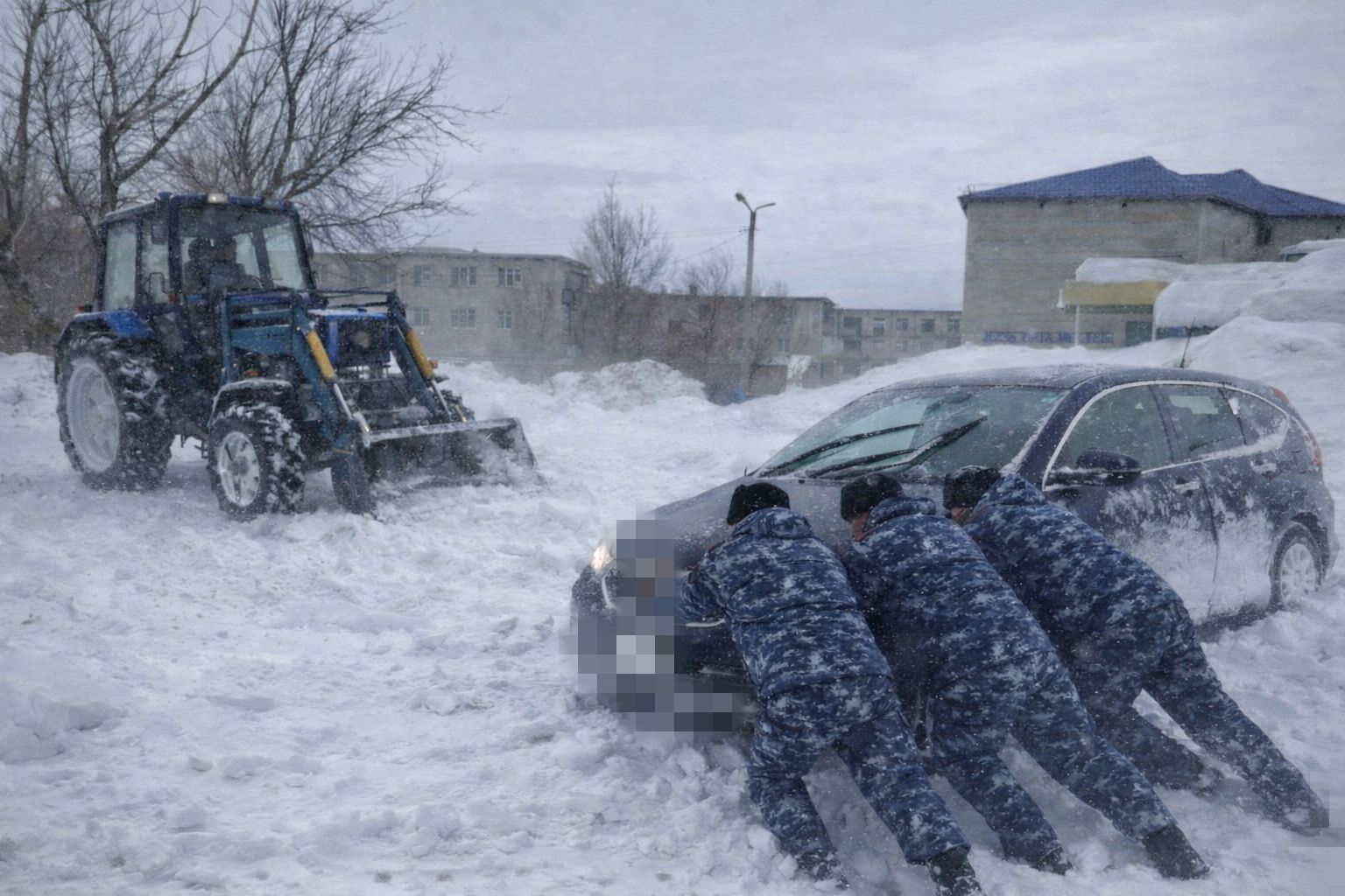 Абай облысы бойынша ҚАЖ әйелдер колониясының қызметкерлері Павлодар тұрғынына аман-есен үйіне қайтуға көмектест