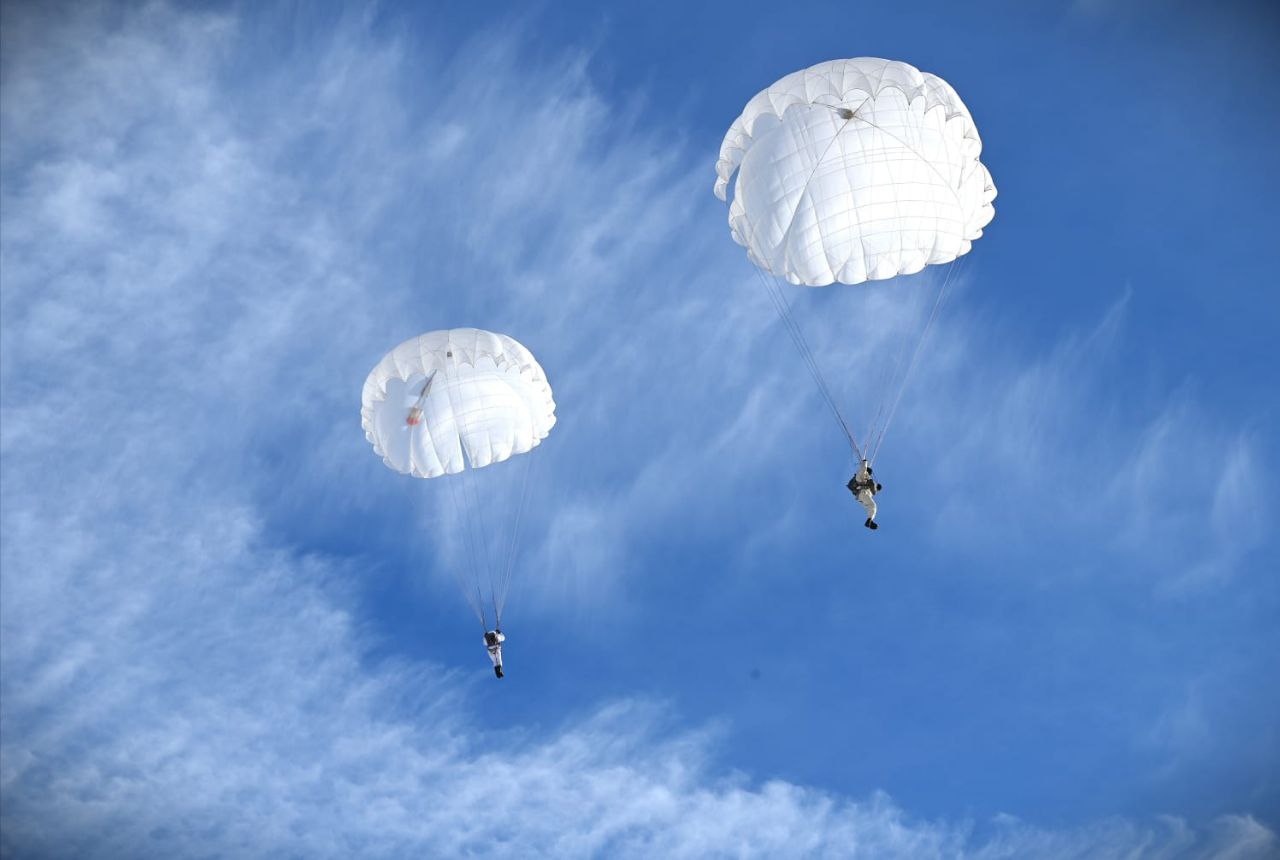Мерзімді қызметтің 196  сарбазы алғаш рет парашютпен секірді