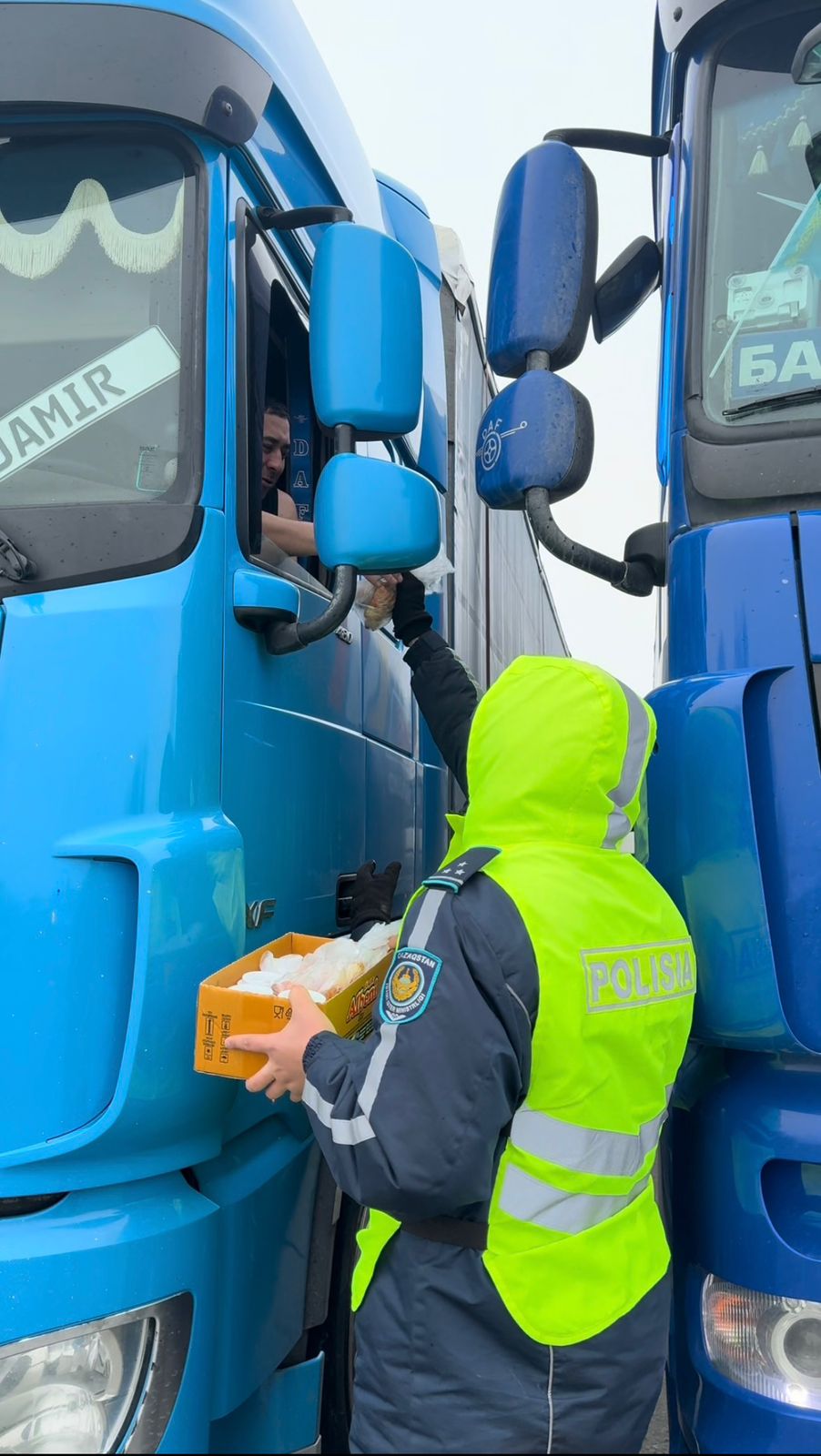 ШҚО полицейлері көктайғақ салдарынан жолда қалған жүргізушілерге көмек көрсетуде