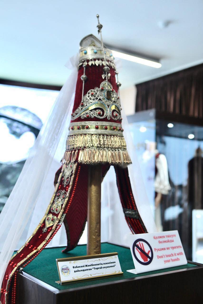 ТҮРКІСТАНДА ӨЗБЕКӘЛІ ЖӘНІБЕКОВТІҢ 95 ЖЫЛДЫҒЫНА АРНАЛҒАН «РУХ САРДАРЫ» КӨРМЕСІ ӨТТІ