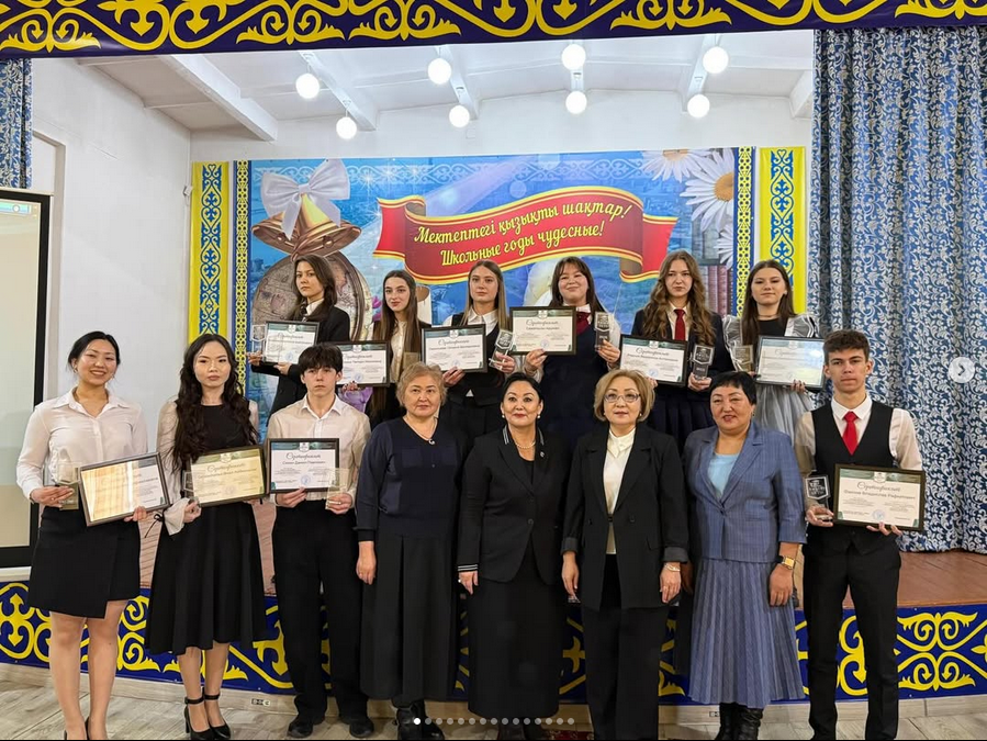 «Ақылды Awards – 2026» жыл сайынғы сыйлығы өз мәресіне жетті. Бұл — Қазақстан мектептерінің дарынды оқушыларын қолдауға және ынталандыруға бағытталған, «Алтын белгі» иегерлері болуға үміткер жастарға арналған эксклюзивті республикалық іс-шара.