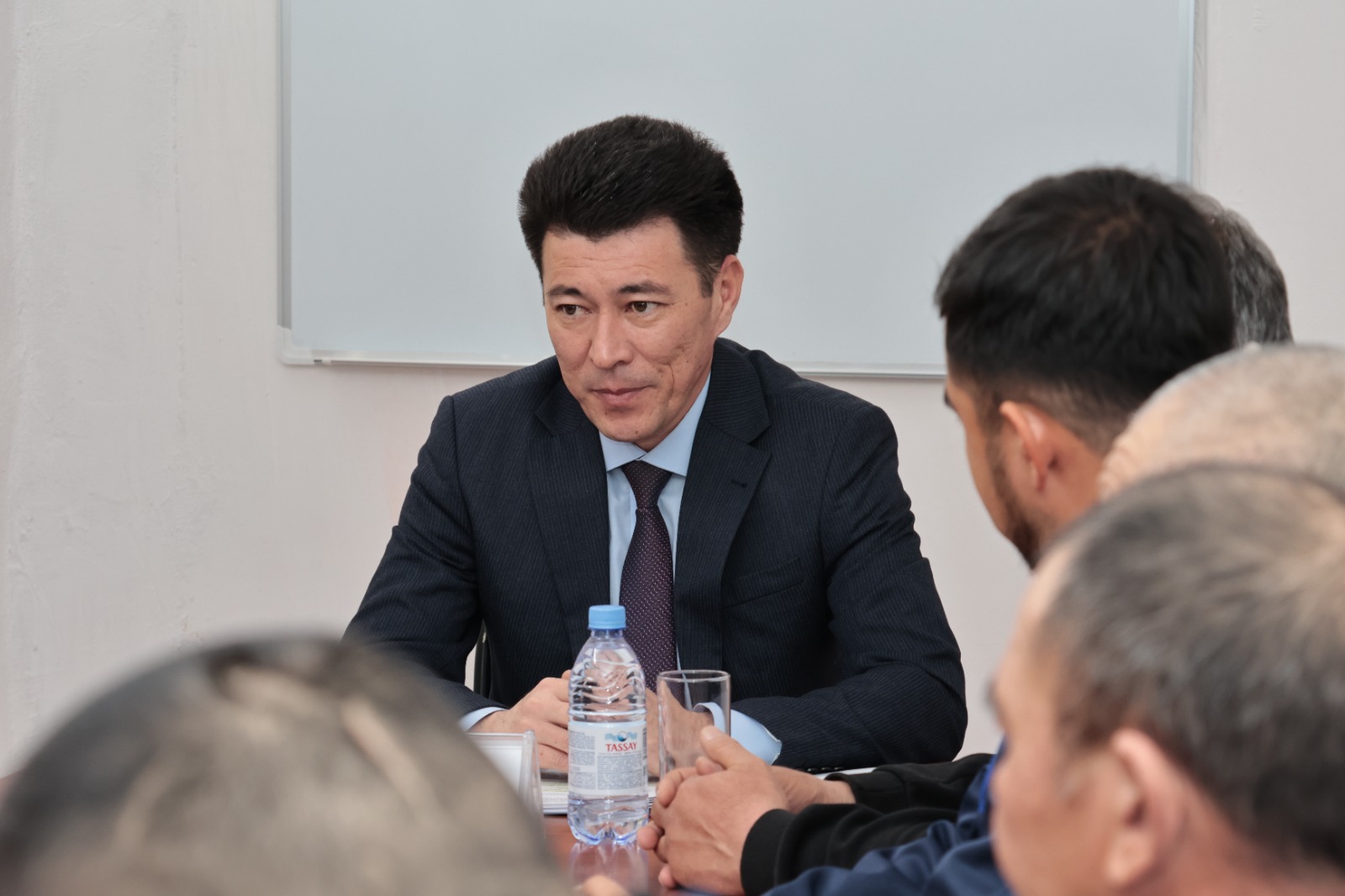 АУДАН ӘКІМІ ЕРНАР ЕСІРКЕПОВ «ТАЗА СУ – 2014» МЕМЛЕКЕТТІК КӘСІПОРНЫНЫҢ ҚЫЗМЕТКЕРЛЕРІМЕН КЕЗДЕСТІ