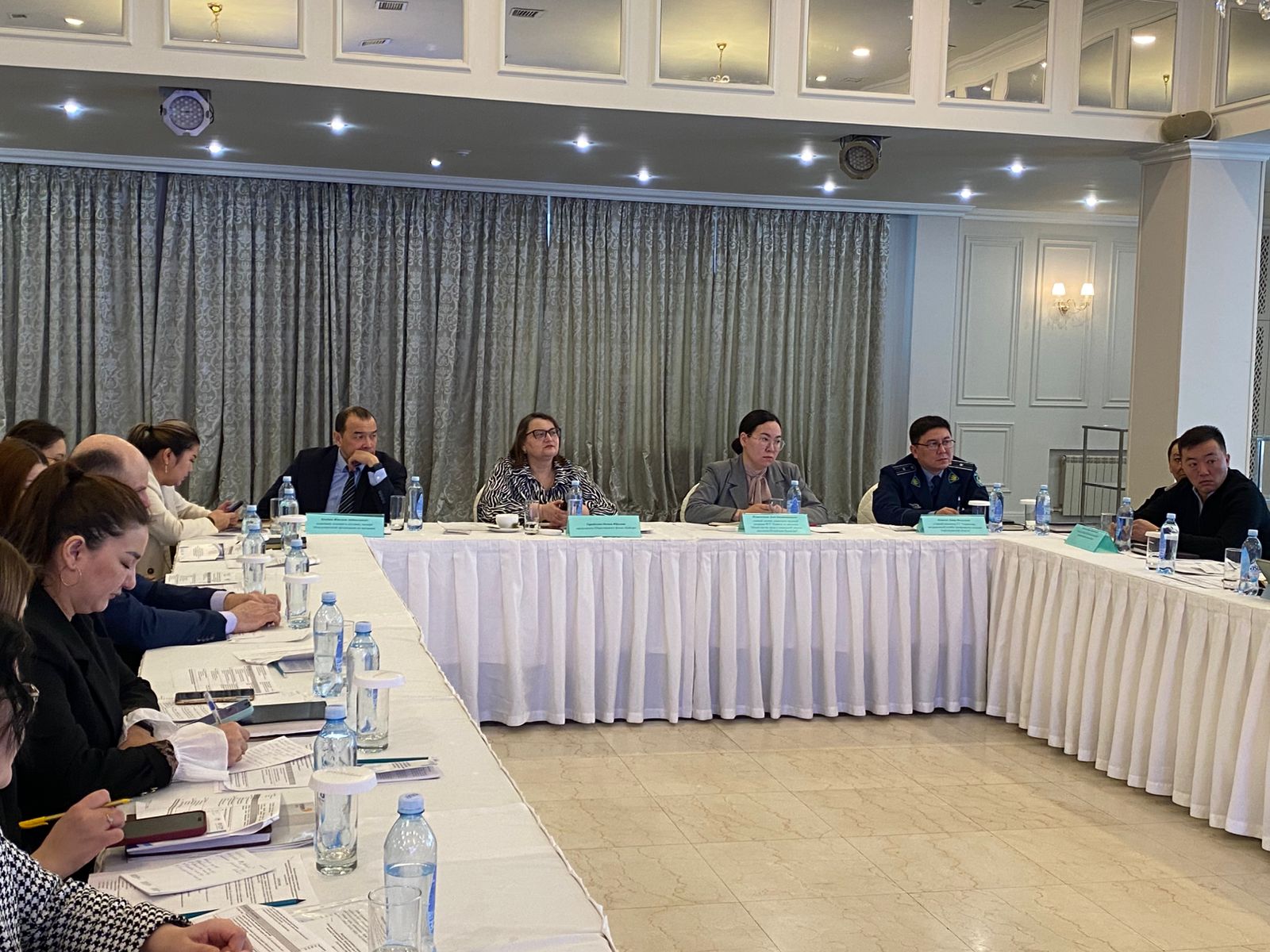 Қызмет көрсету  саласындағы еңбек мигранттары: қауіп-қатерлер көбіне қай жерде туындайды және олардың алдын алу жолдары қандай? Бұл мәселелер ХКҰ-ның «Еңбек көші-қоны – Орталық Азия» бағдарламасы аясындағы дөңгелек үстелде талқыланды.