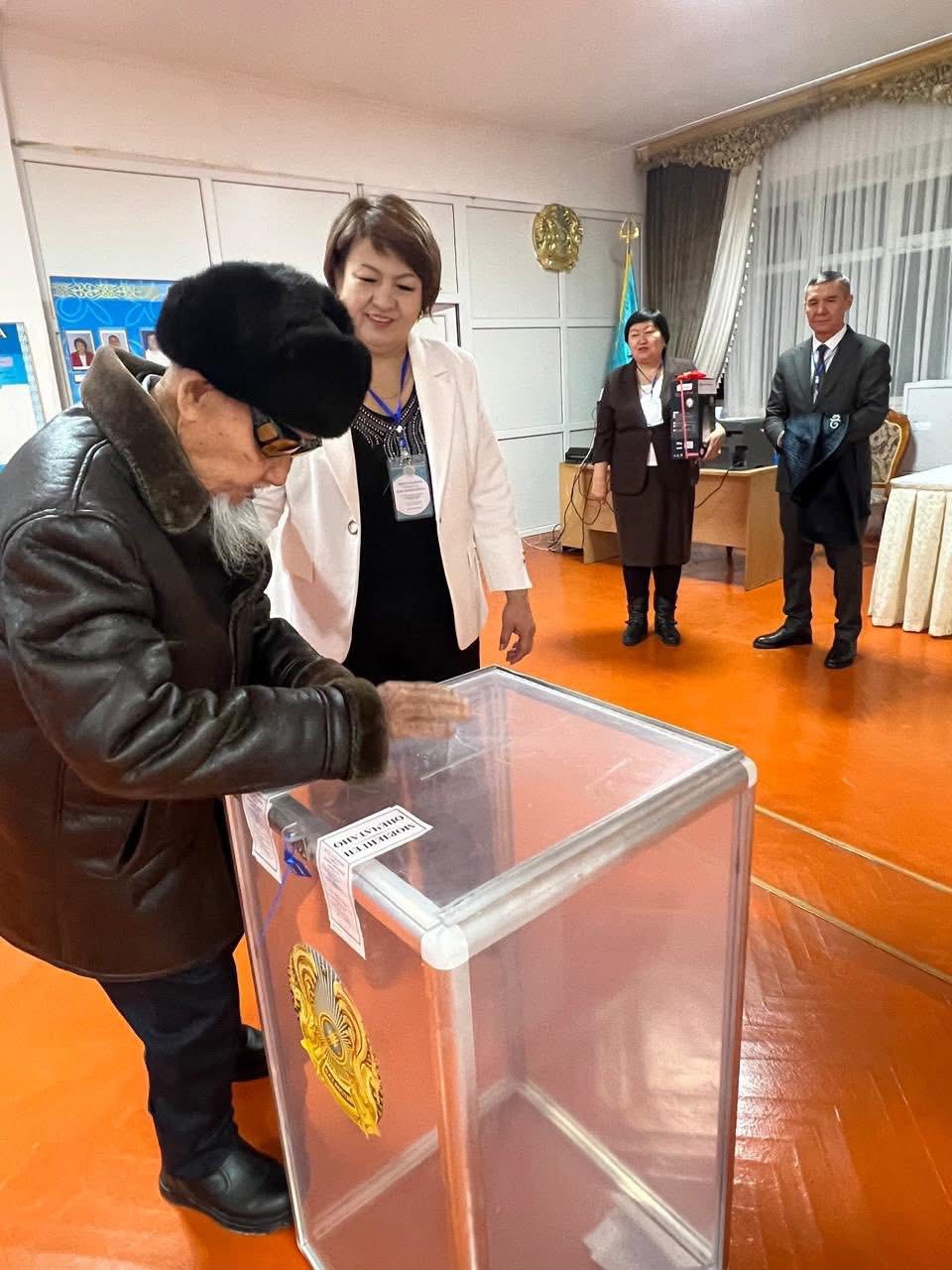 Кент әкімін сайлауға келген ұлы отан соғысының ардагері алғаш болып таңдау жасады