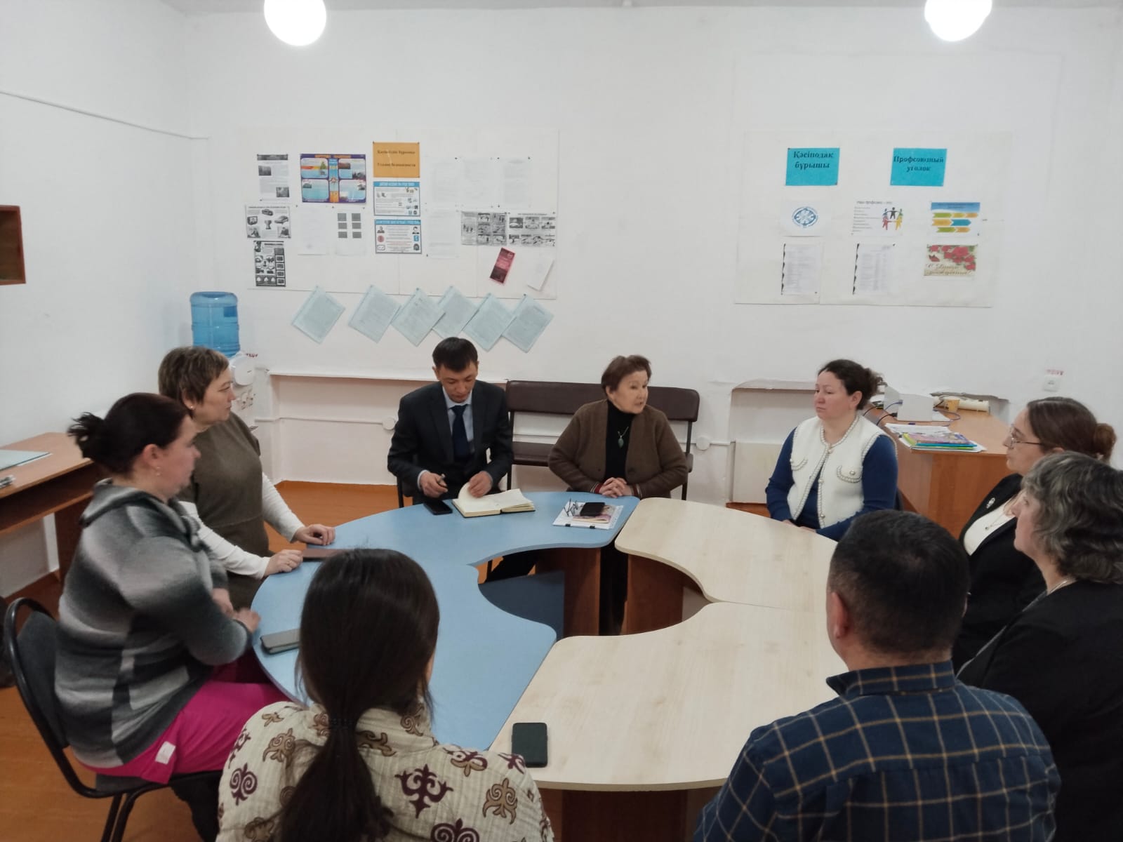 В поселке Огневка состоялся круглый стол  с медиатором Уланского района Танекеневой Т.З. на тему : "Вопросы медиации". В ходе круглого стола были обсуждены актуальные вопросы медиации. Круглый стол  был интересным  и познавательным.