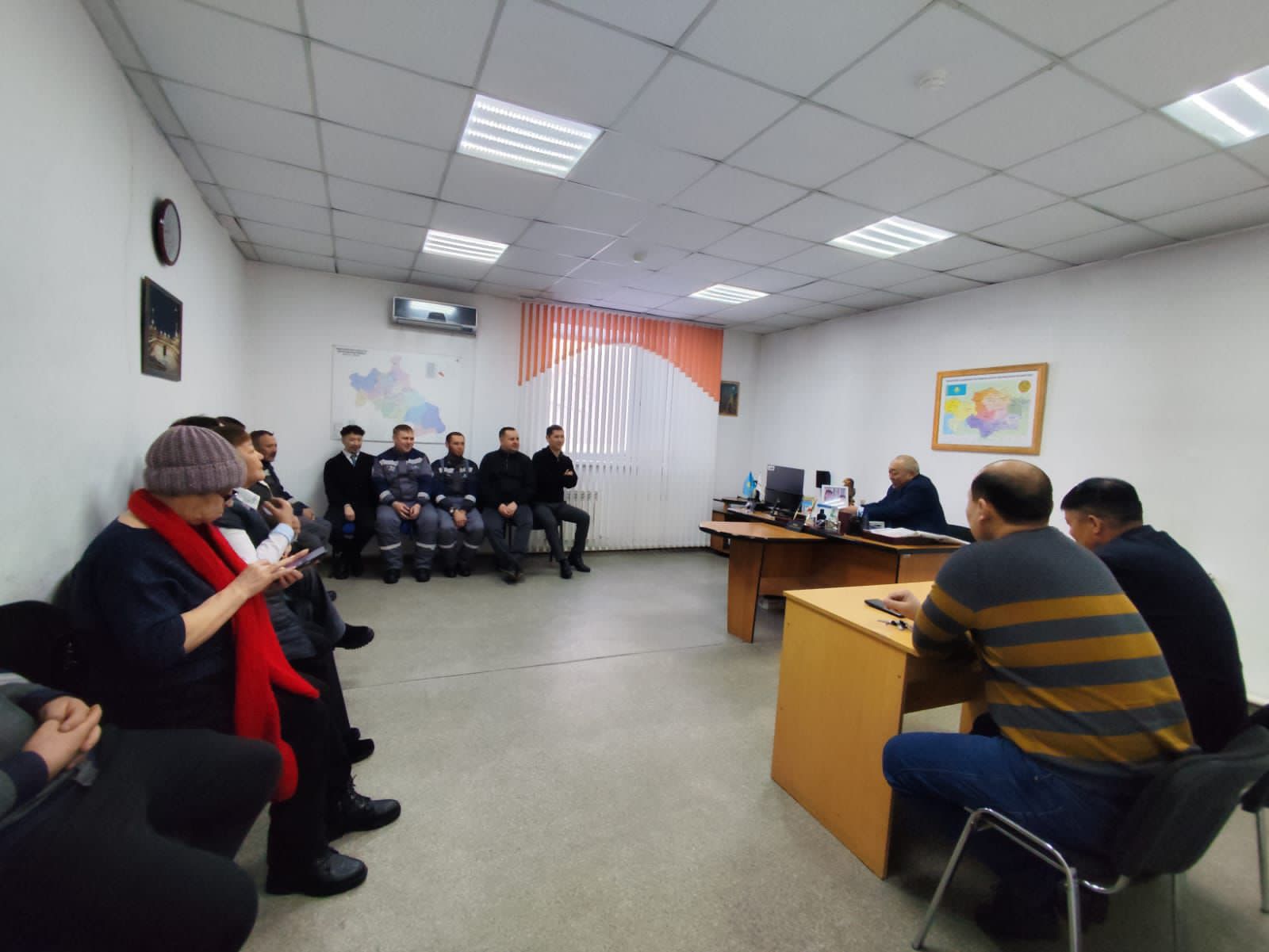 Жарқайың аудандық мәслихатының төрағасы Асылхан Альжанов АО «Қазақтелеком» қызметкерлерімен «Азаматтардың құқықтарын қорғау: жаңа конституциялық механизмдер» тақырыбында жұмыс кездесуін өткізді.