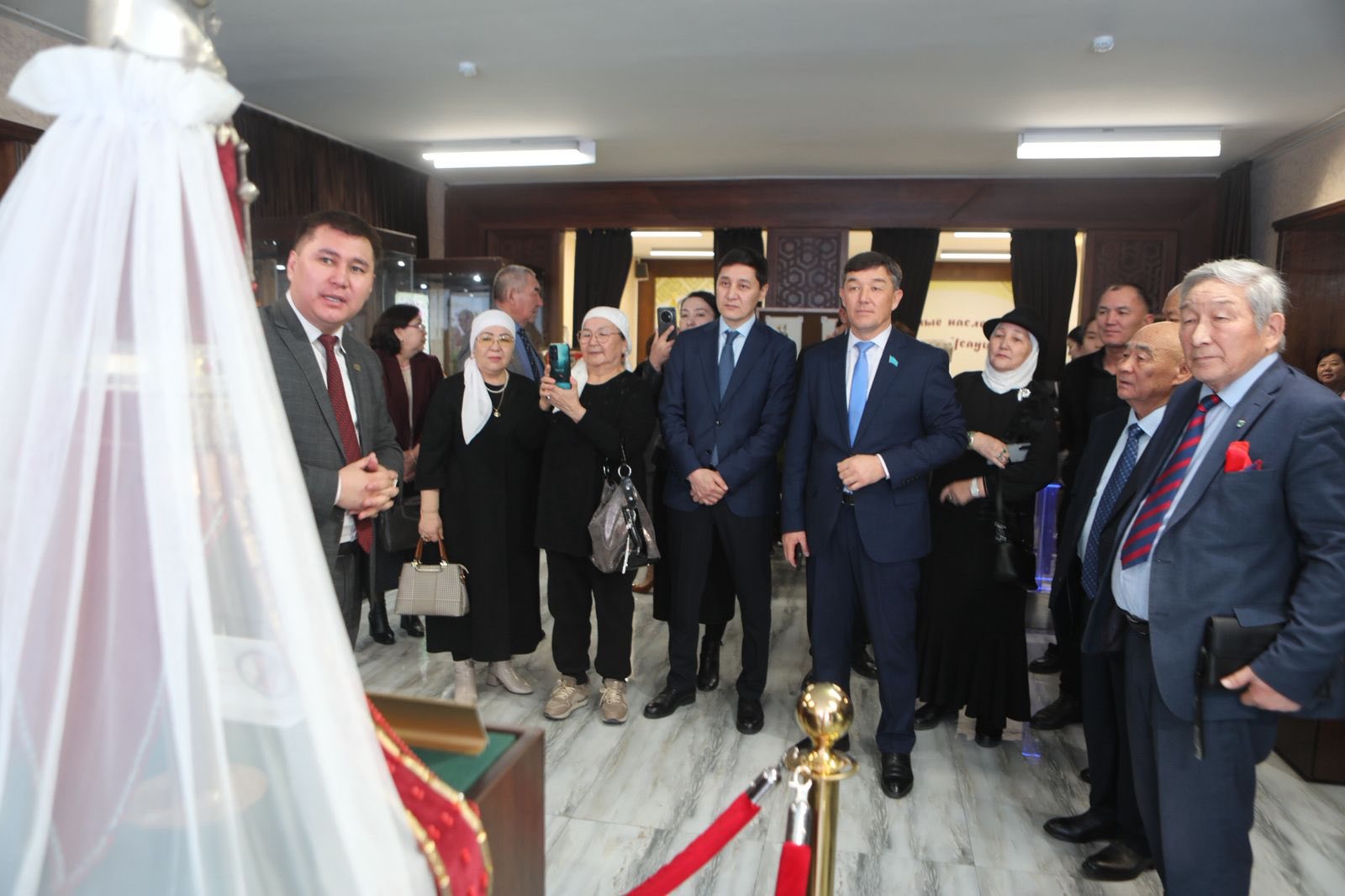 ӨЗБЕКӘЛІ ЖӘНІБЕКОВТІҢ 95 ЖЫЛДЫҒЫНА АРНАЛҒАН «РУХ САРДАРЫ» КӨРМЕСІ ӨТТІ